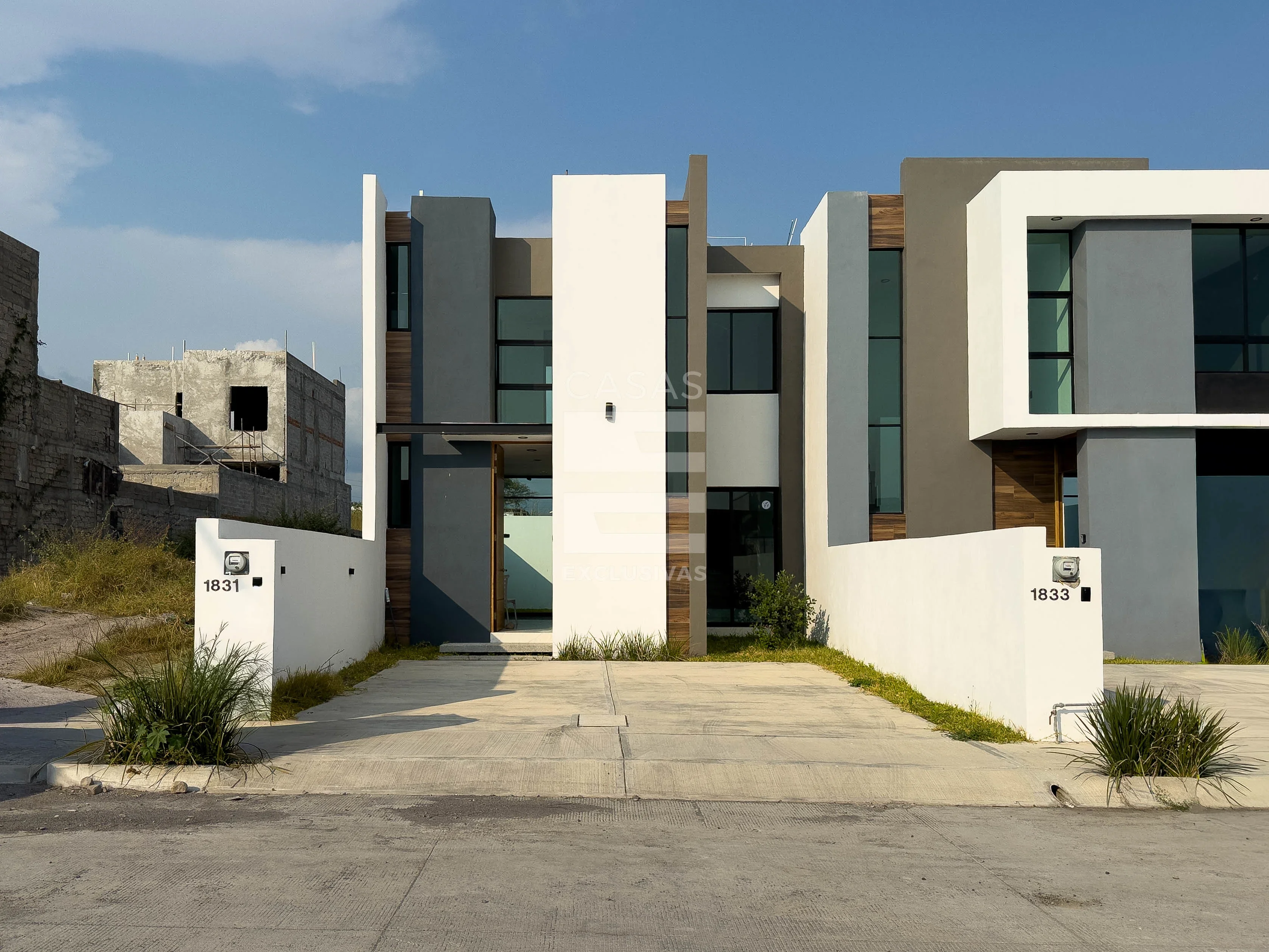 Hermosa casa en venta al norte de Colima con acabados en parota natural 1