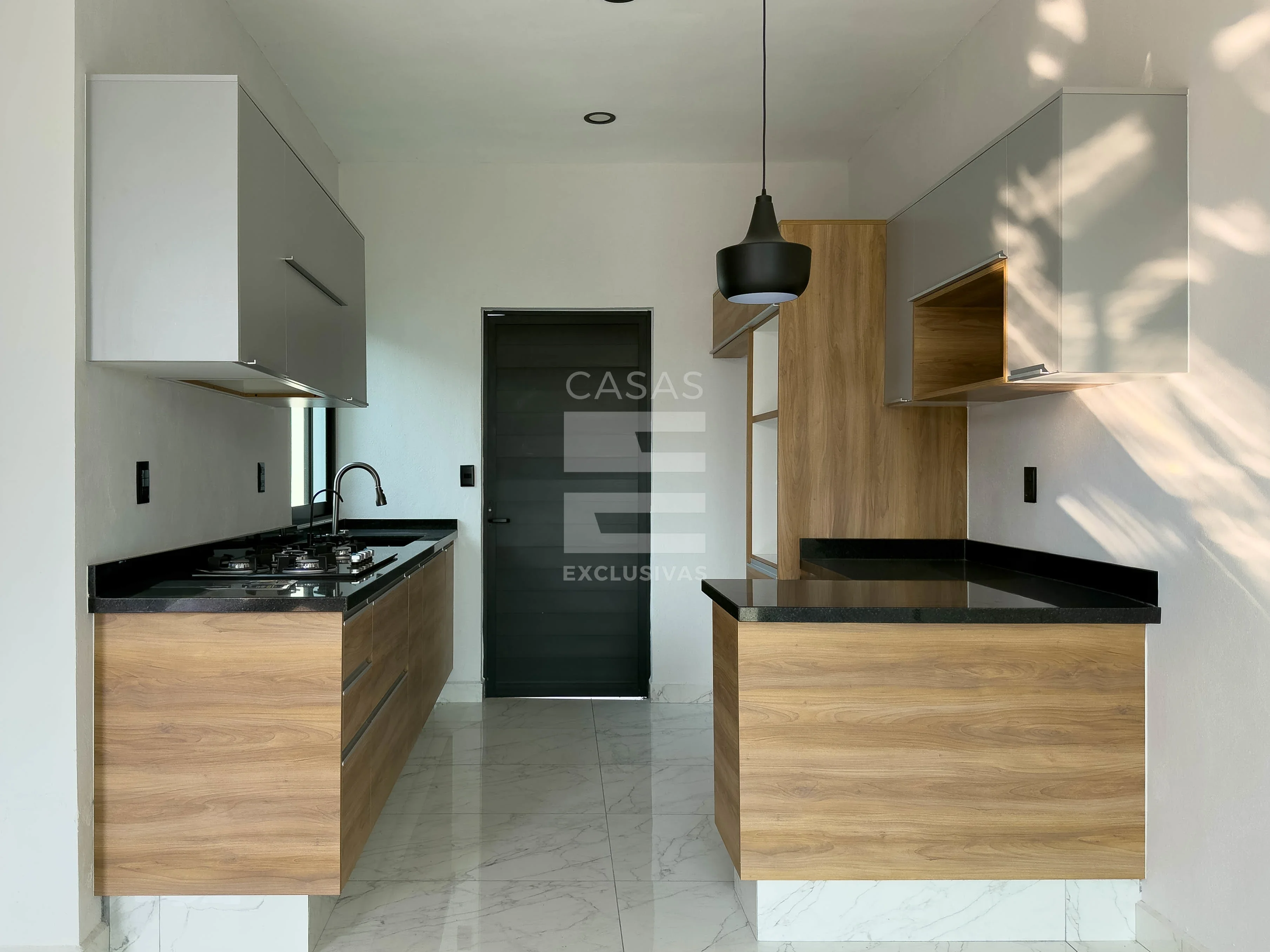 Hermosa casa en venta al norte de Colima con acabados en parota natural 4