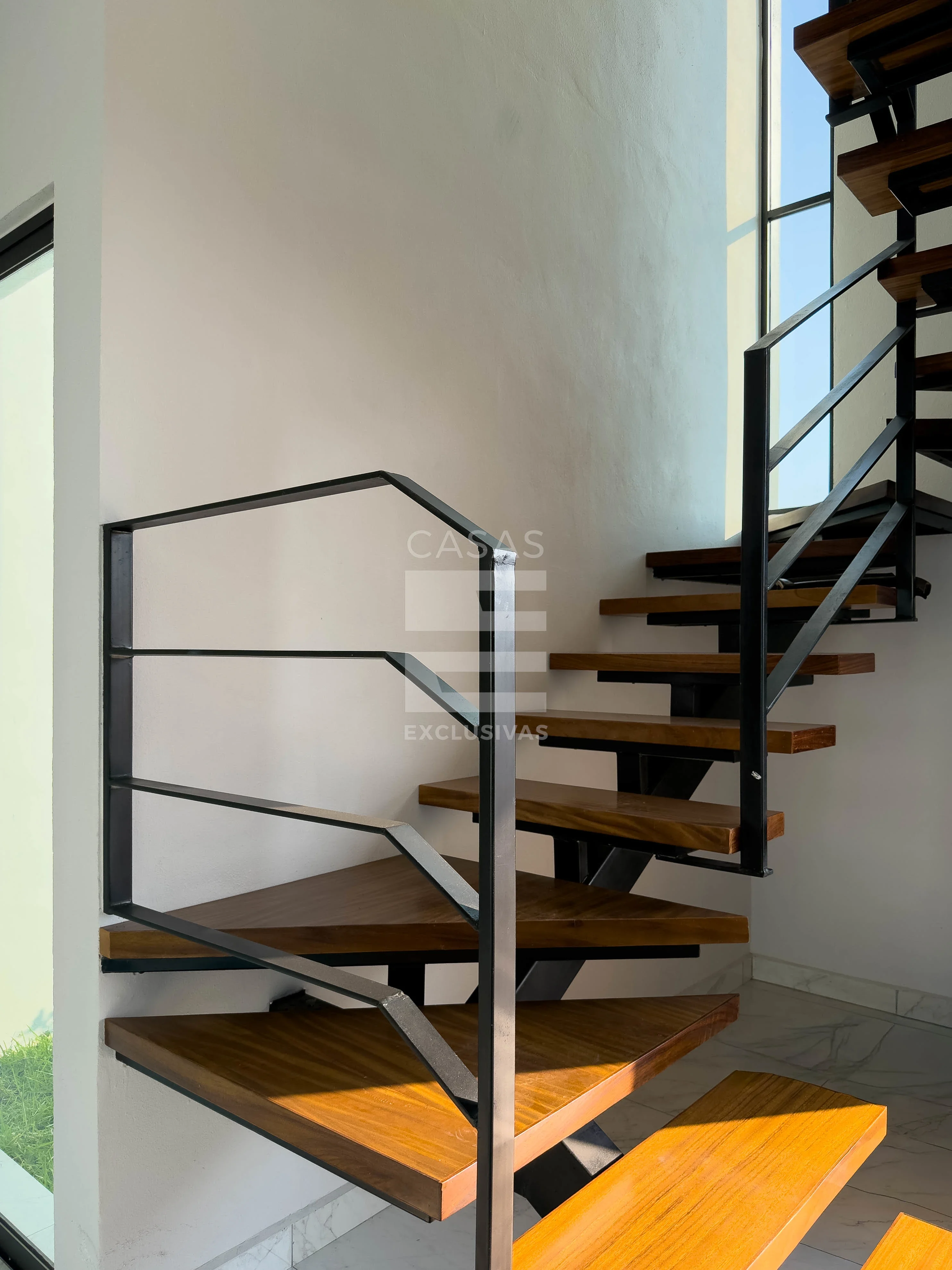 Hermosa casa en venta al norte de Colima con acabados en parota natural 8