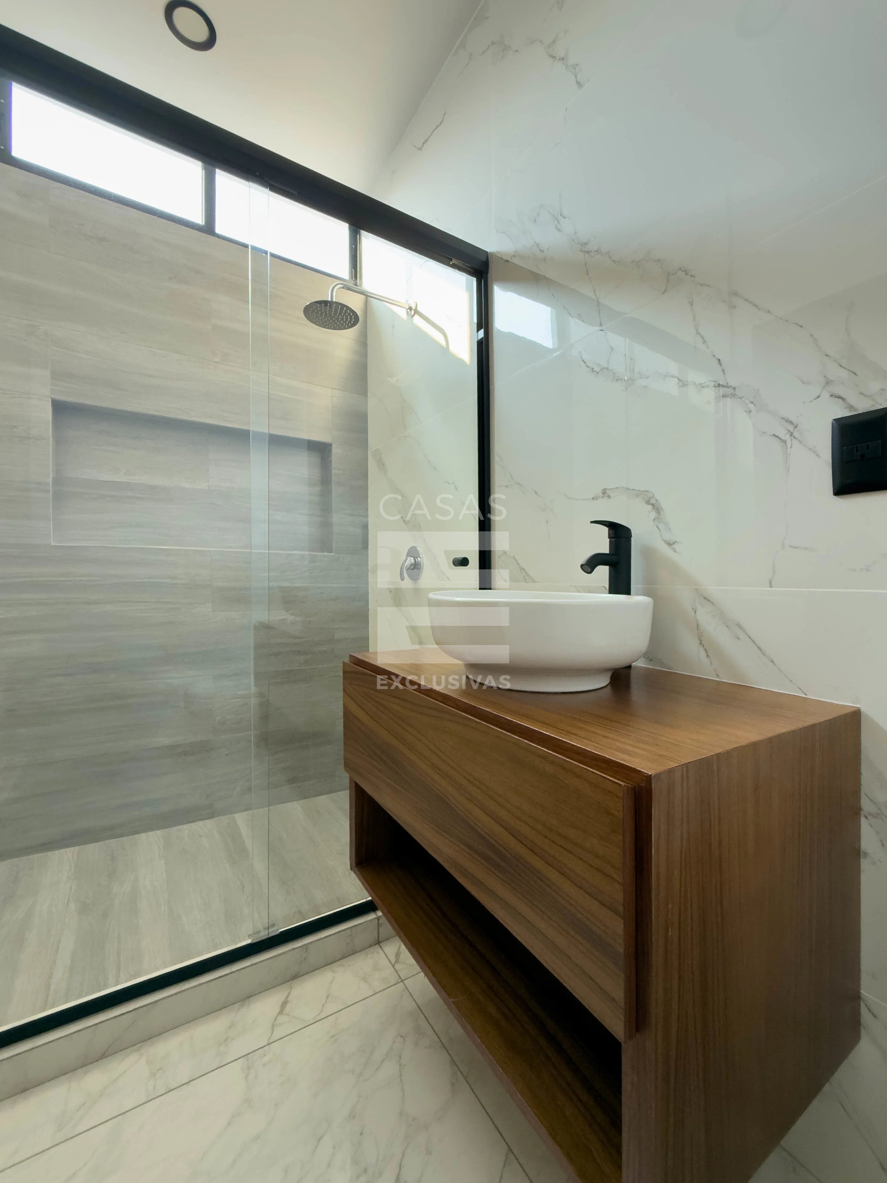 Hermosa casa en venta al norte de Colima con acabados en parota natural 13