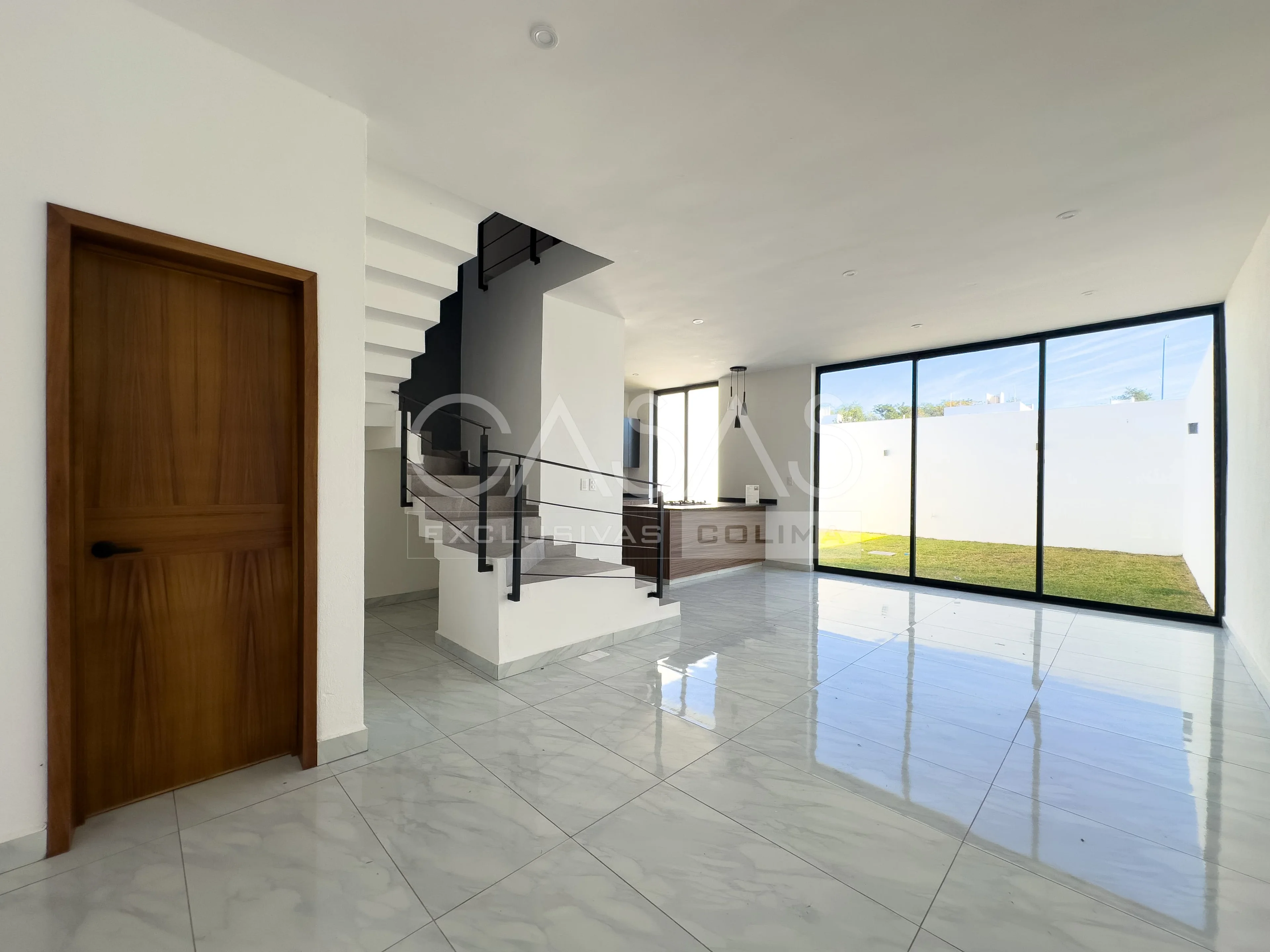Linda residencia en venta al norte de Colima con amplio jardín posterior 3