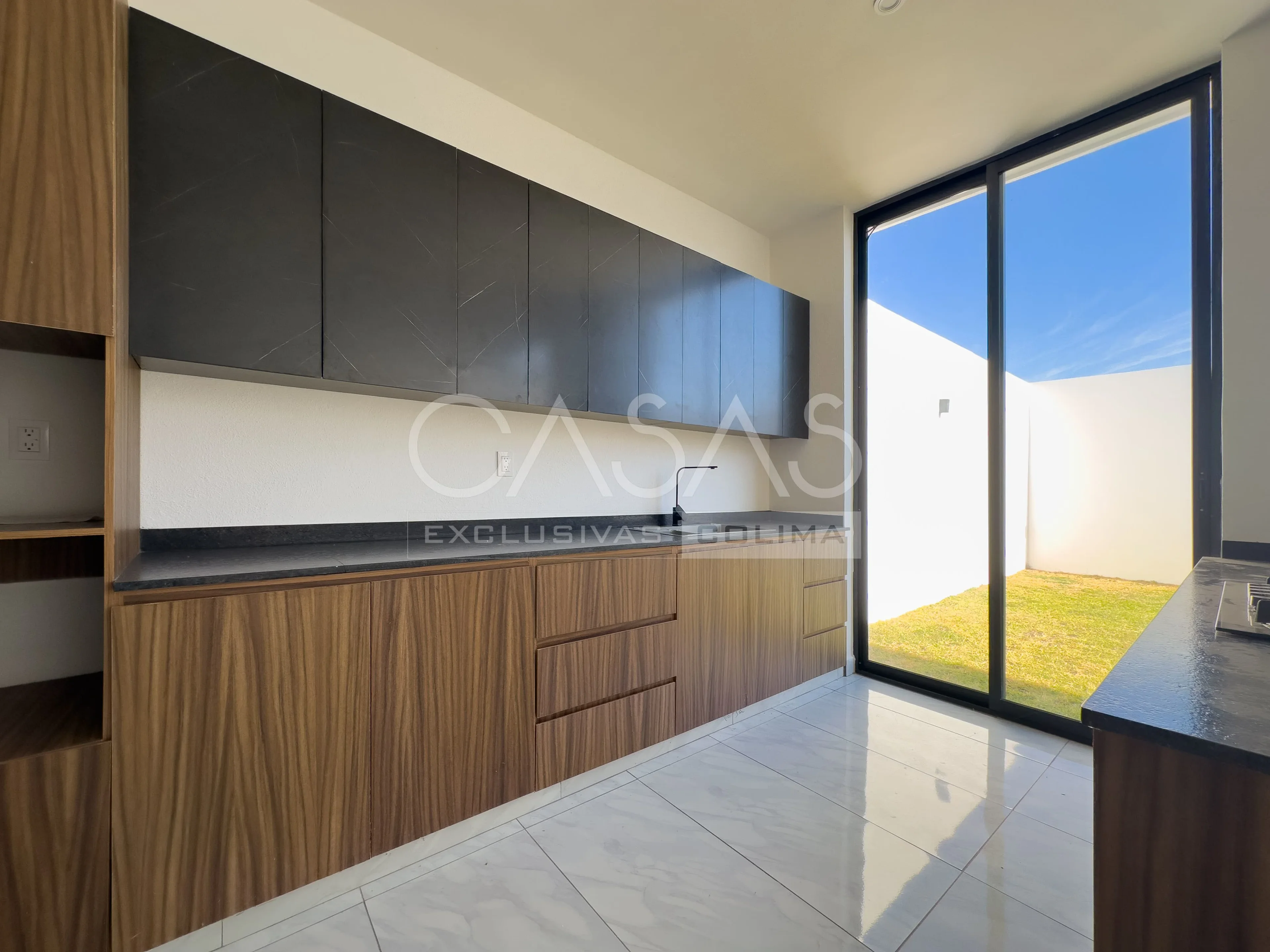 Linda residencia en venta al norte de Colima con amplio jardín posterior 4