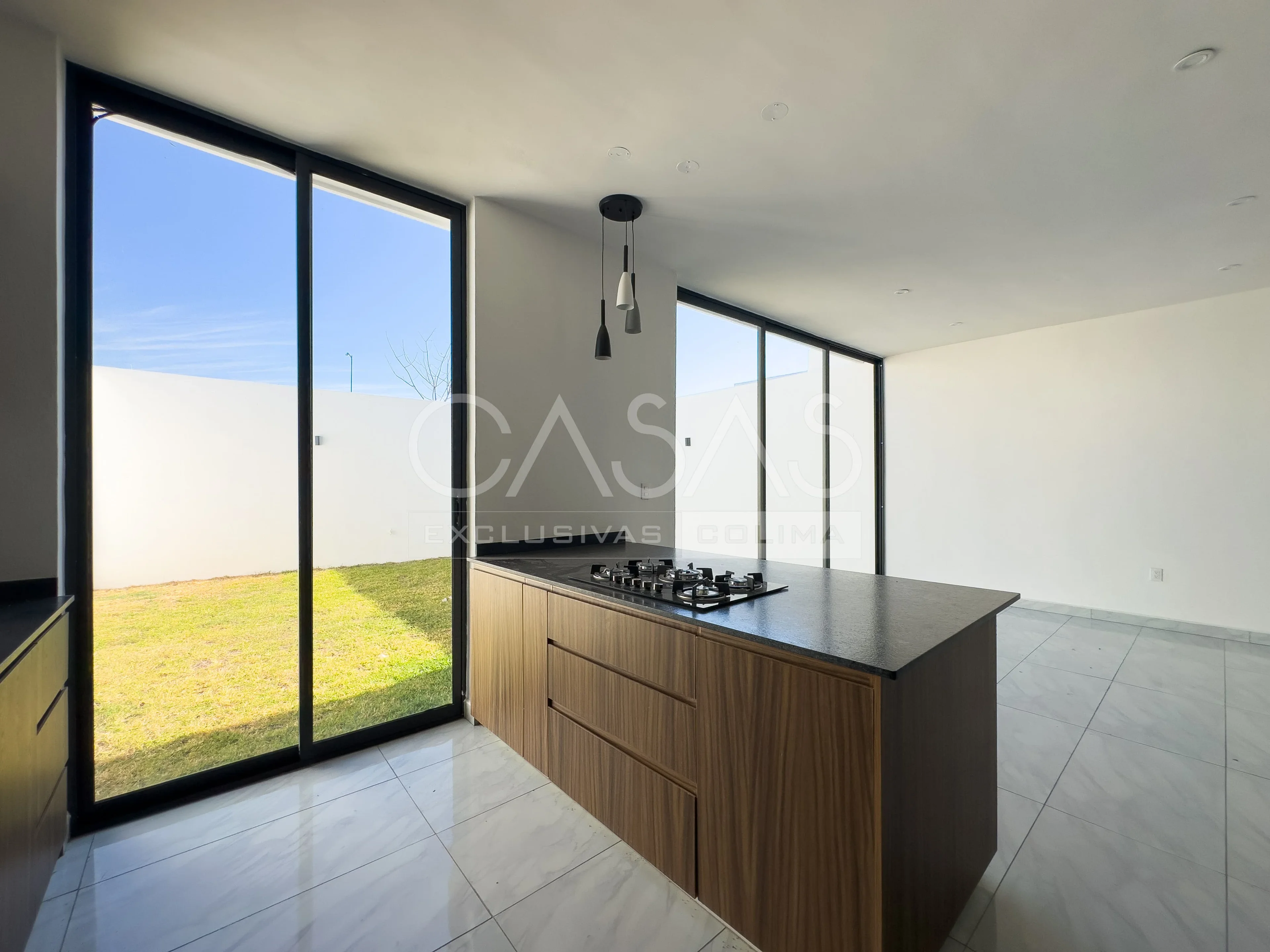 Linda residencia en venta al norte de Colima con amplio jardín posterior 6