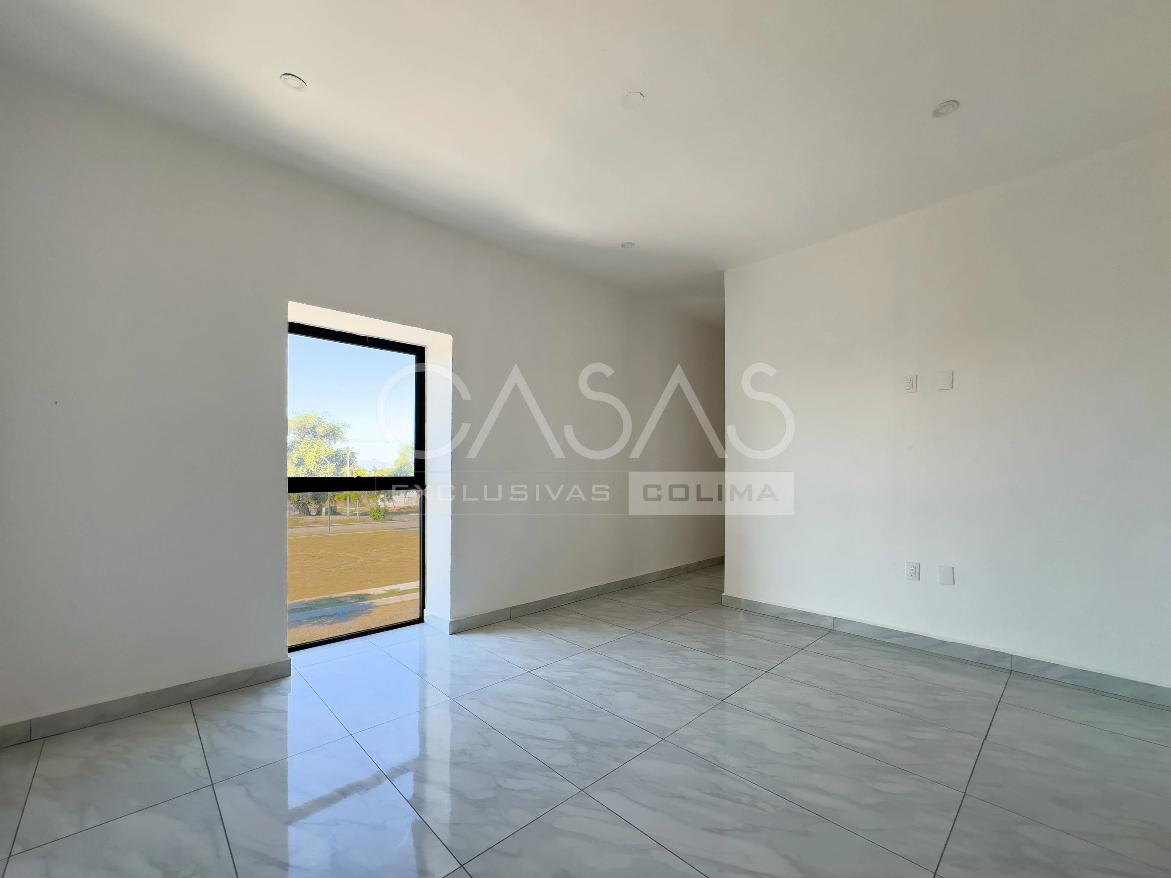 Linda residencia en venta al norte de Colima con amplio jardín posterior 9