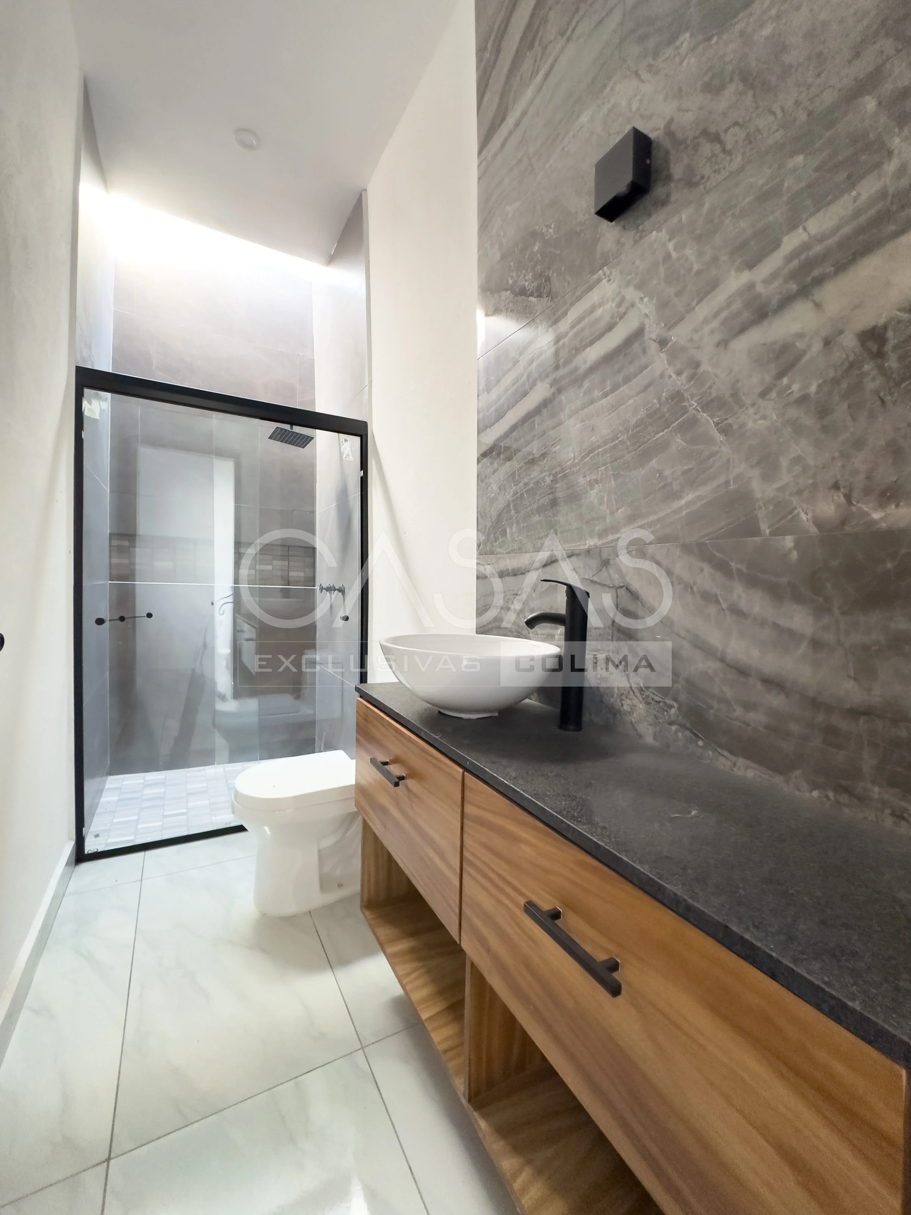 Linda residencia en venta al norte de Colima con amplio jardín posterior 11