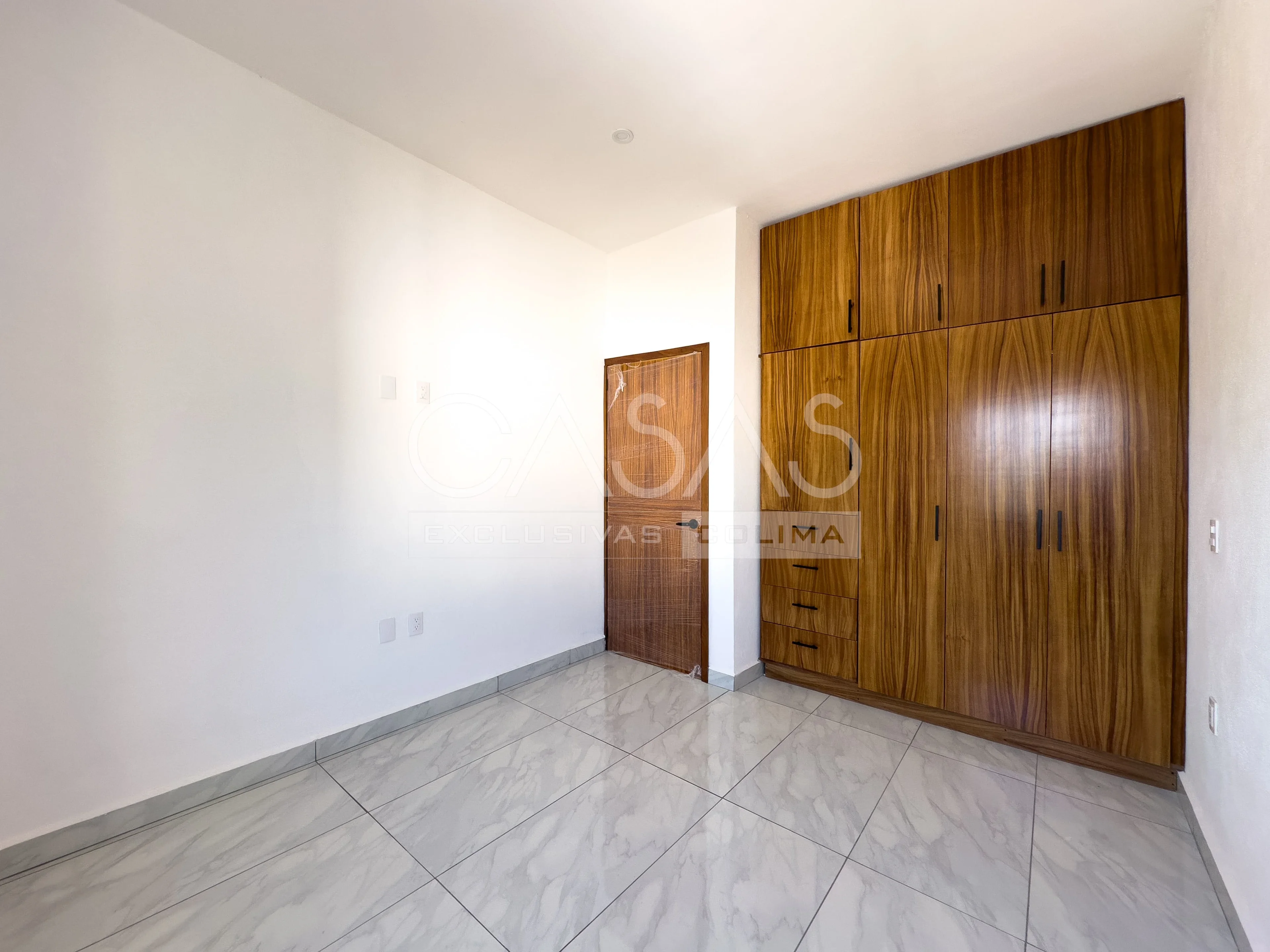 Linda residencia en venta al norte de Colima con amplio jardín posterior 12