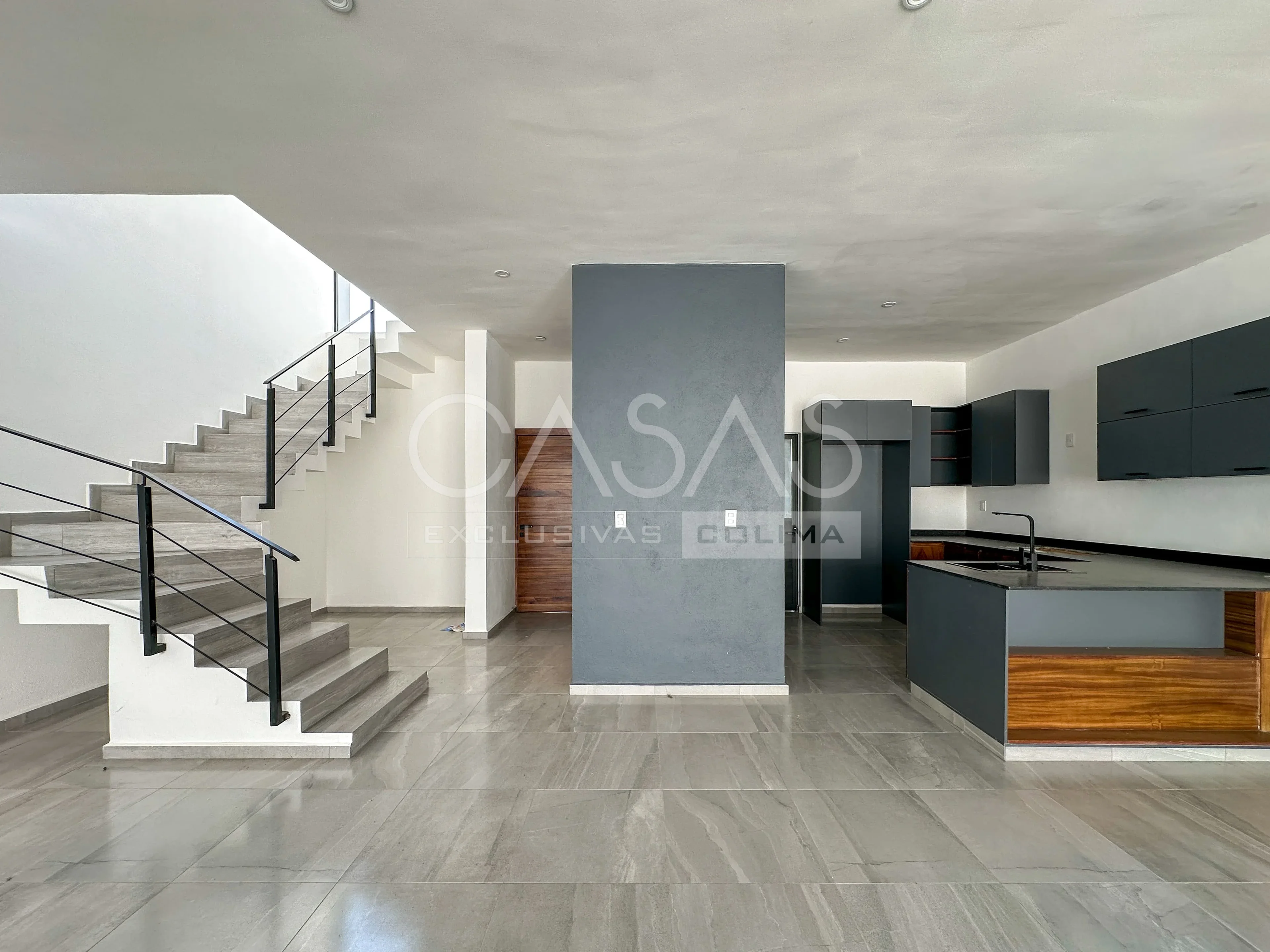 Bonita casa en venta con patio posterior muy amplio, subiendo por ex colegio Inglés 3