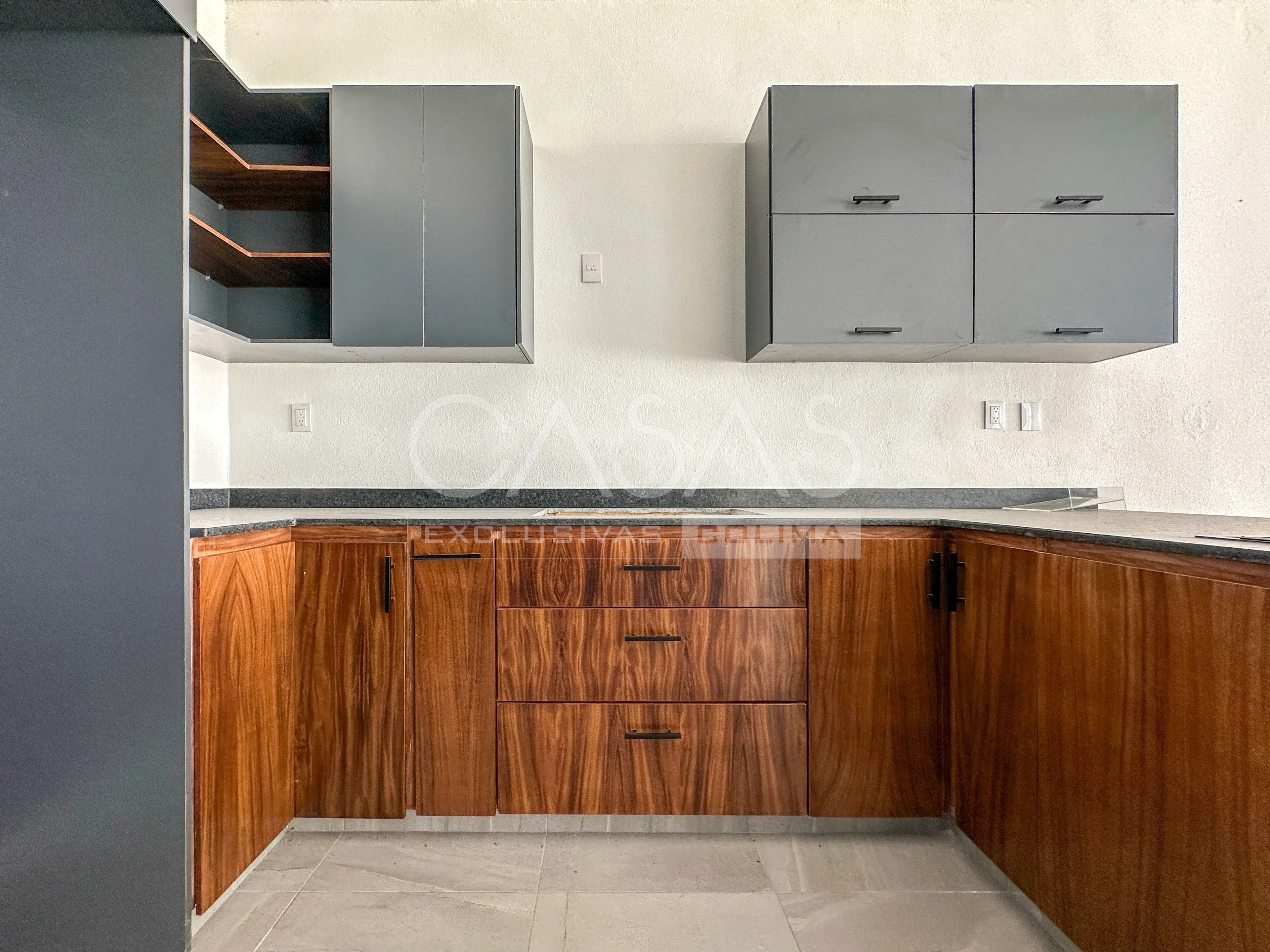 Bonita casa en venta con patio posterior muy amplio, subiendo por ex colegio Inglés 5