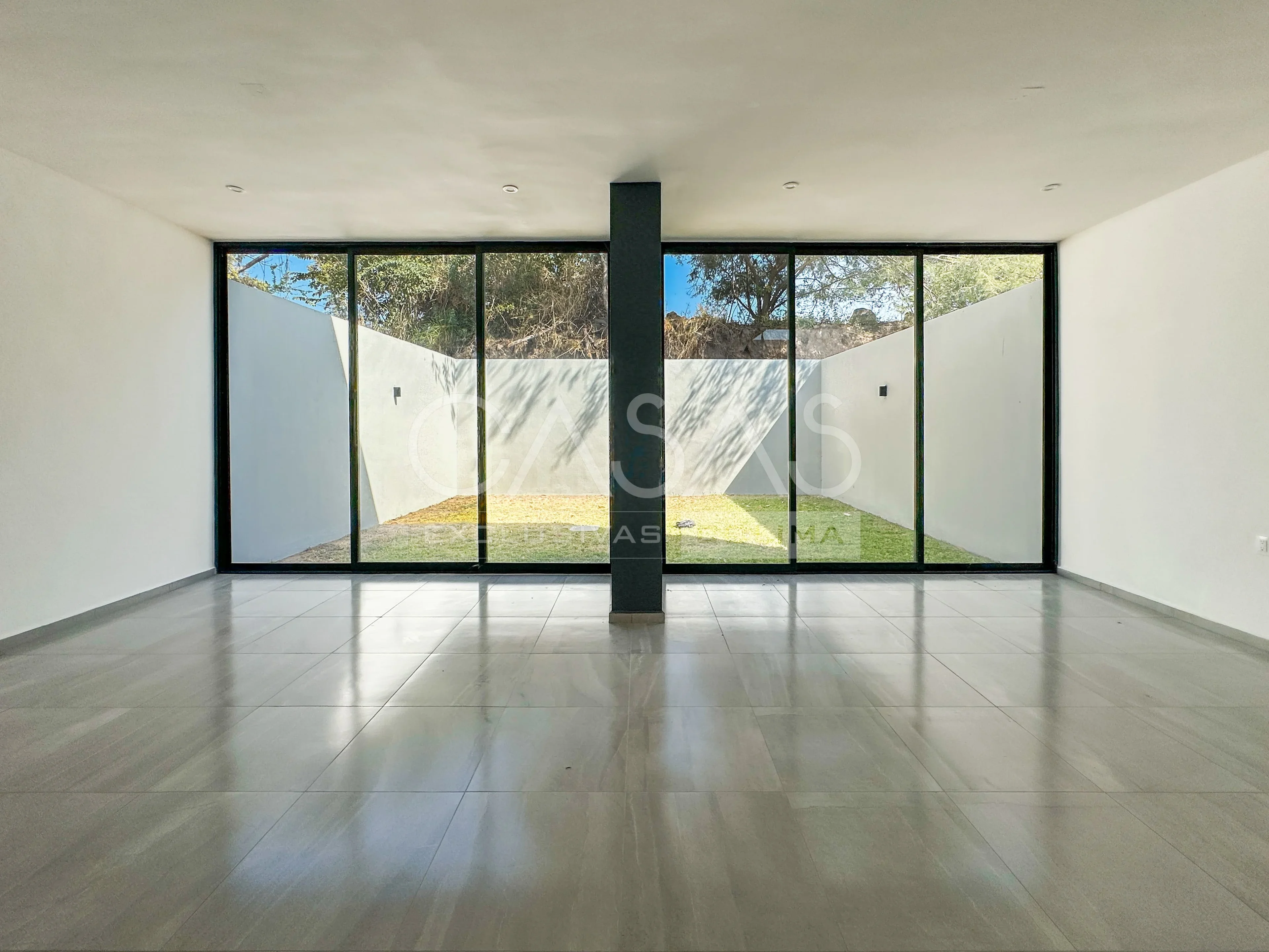 Bonita casa en venta con patio posterior muy amplio, subiendo por ex colegio Inglés 6