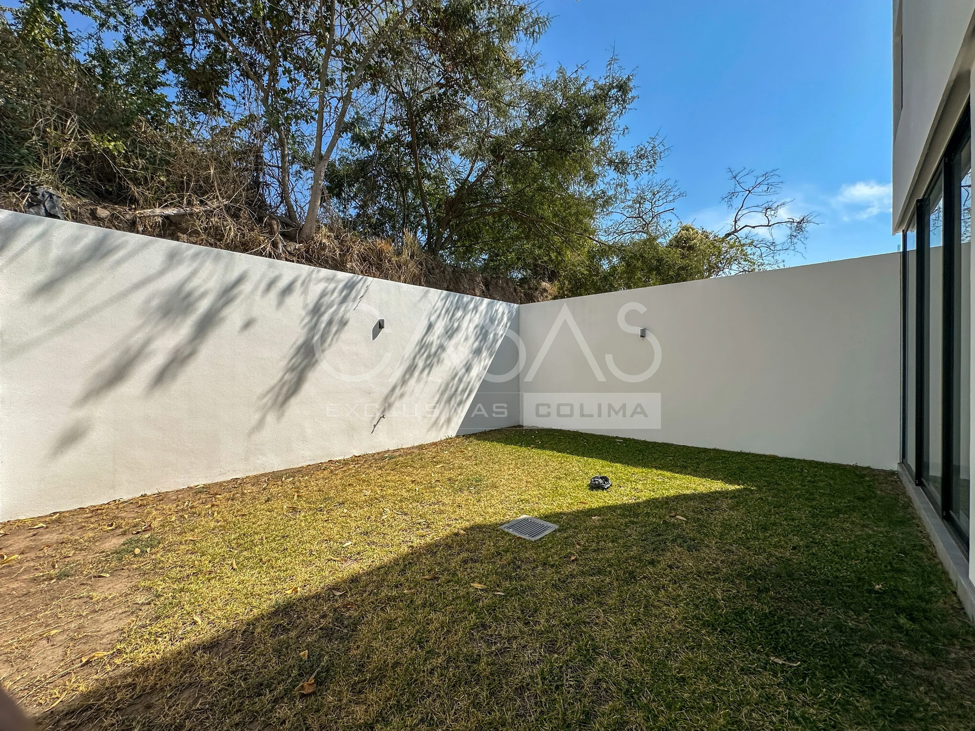 Bonita casa en venta con patio posterior muy amplio, subiendo por ex colegio Inglés 7