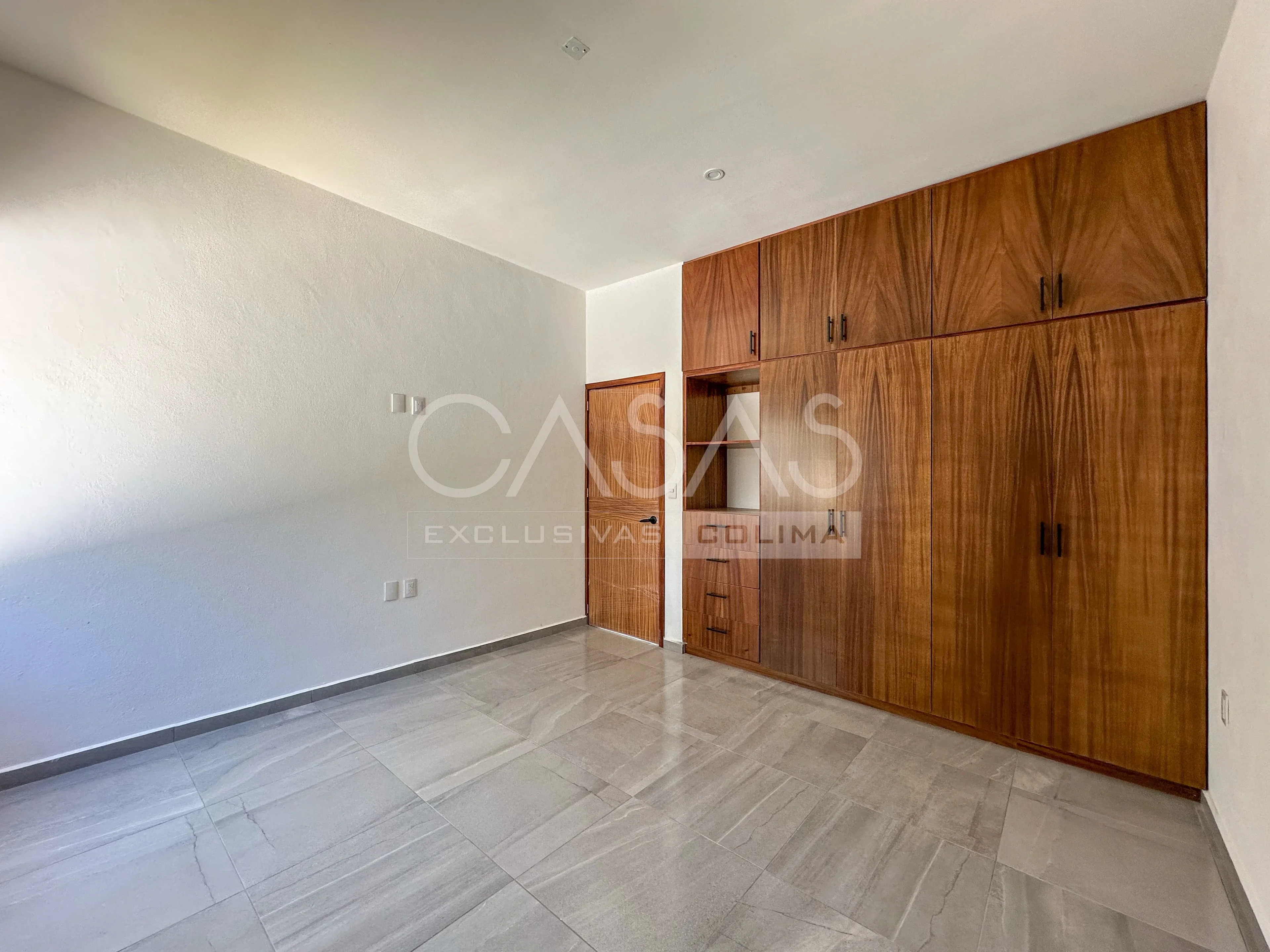 Bonita casa en venta con patio posterior muy amplio, subiendo por ex colegio Inglés 11