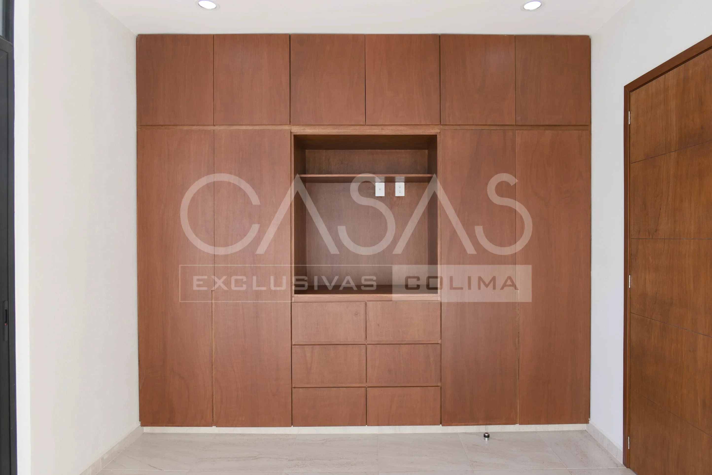 Hermosa casa en venta sobre avenida principal, zona norte de Colima, a pasos de jardín principal 15