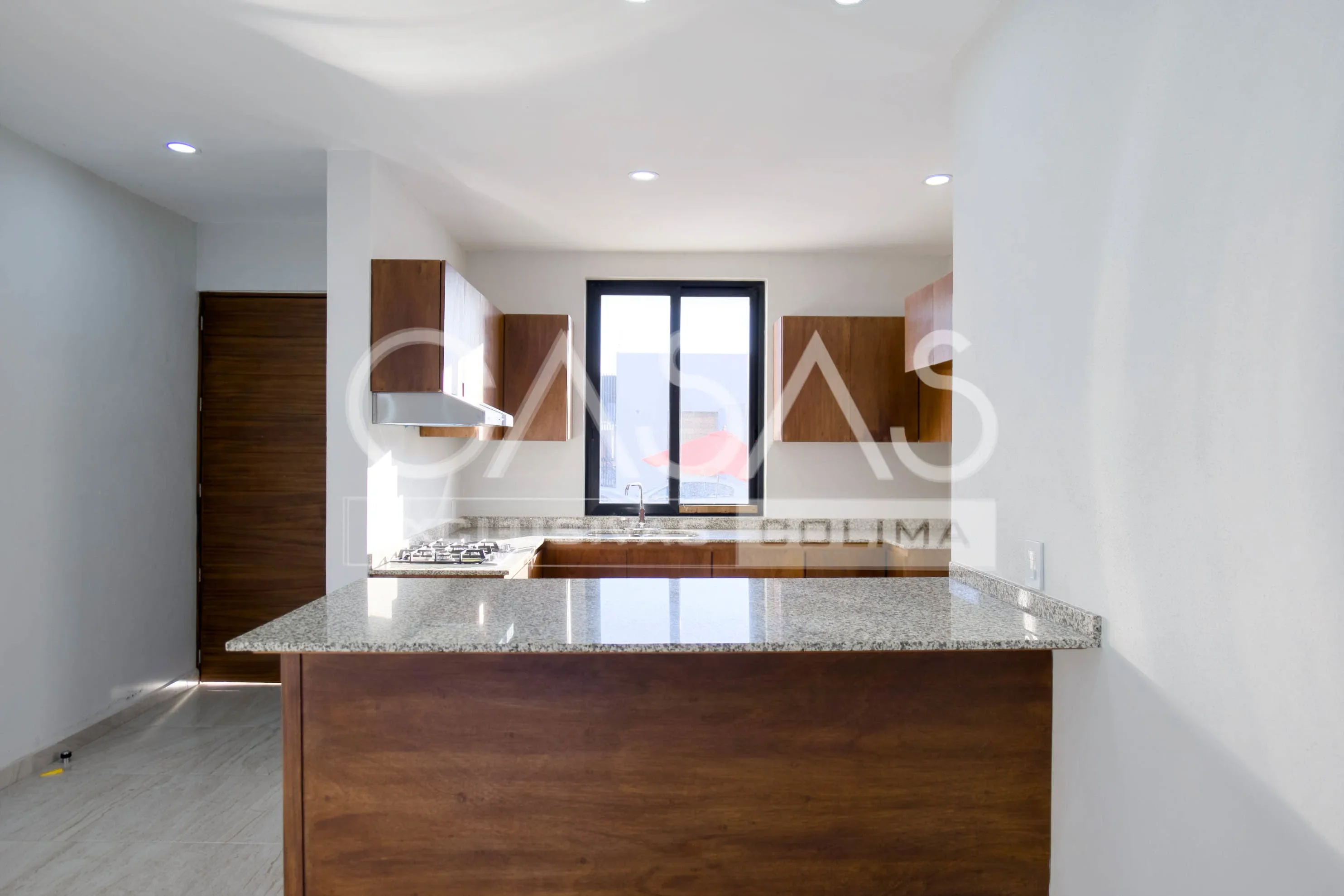 Hermosa casa en venta sobre avenida principal, zona norte de Colima, a pasos de jardín principal 5