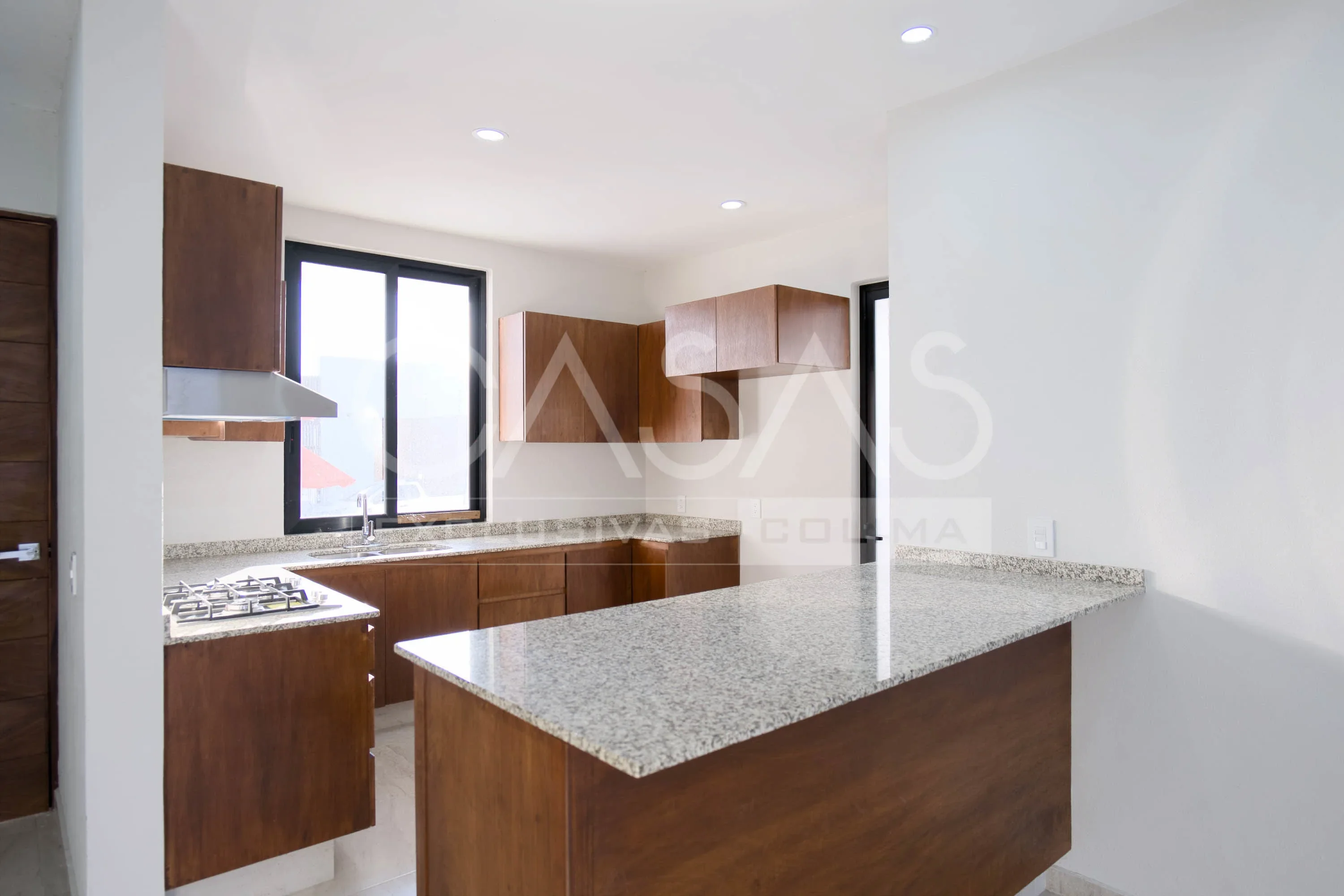 Hermosa casa en venta sobre avenida principal, zona norte de Colima, a pasos de jardín principal 4