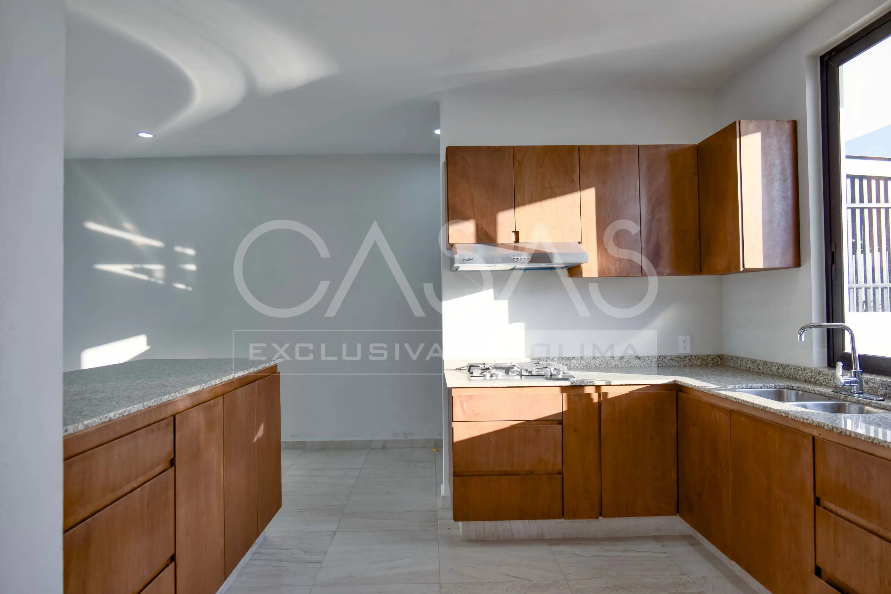 Hermosa casa en venta sobre avenida principal, zona norte de Colima, a pasos de jardín principal 7