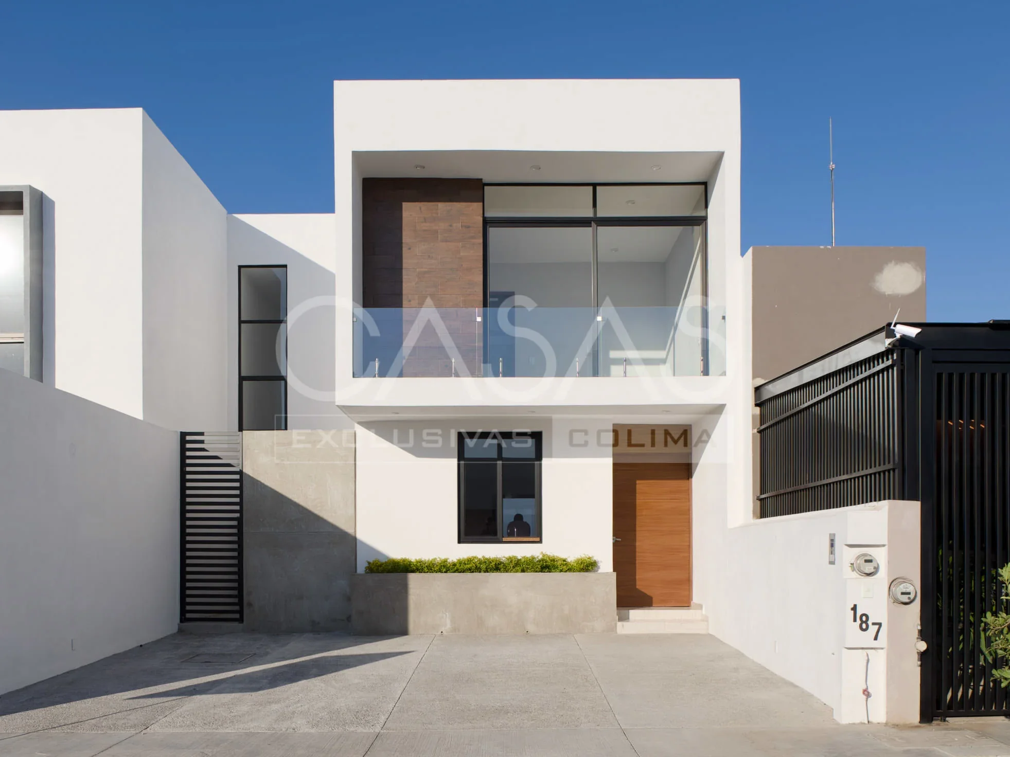 Hermosa casa en venta sobre avenida principal, zona norte de Colima, a pasos de jardín principal 1