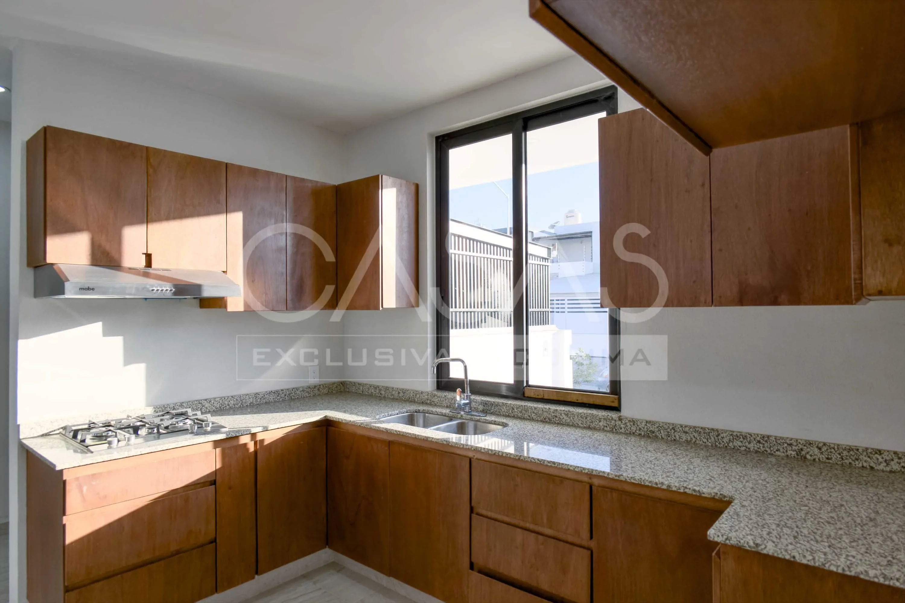 Hermosa casa en venta sobre avenida principal, zona norte de Colima, a pasos de jardín principal 6