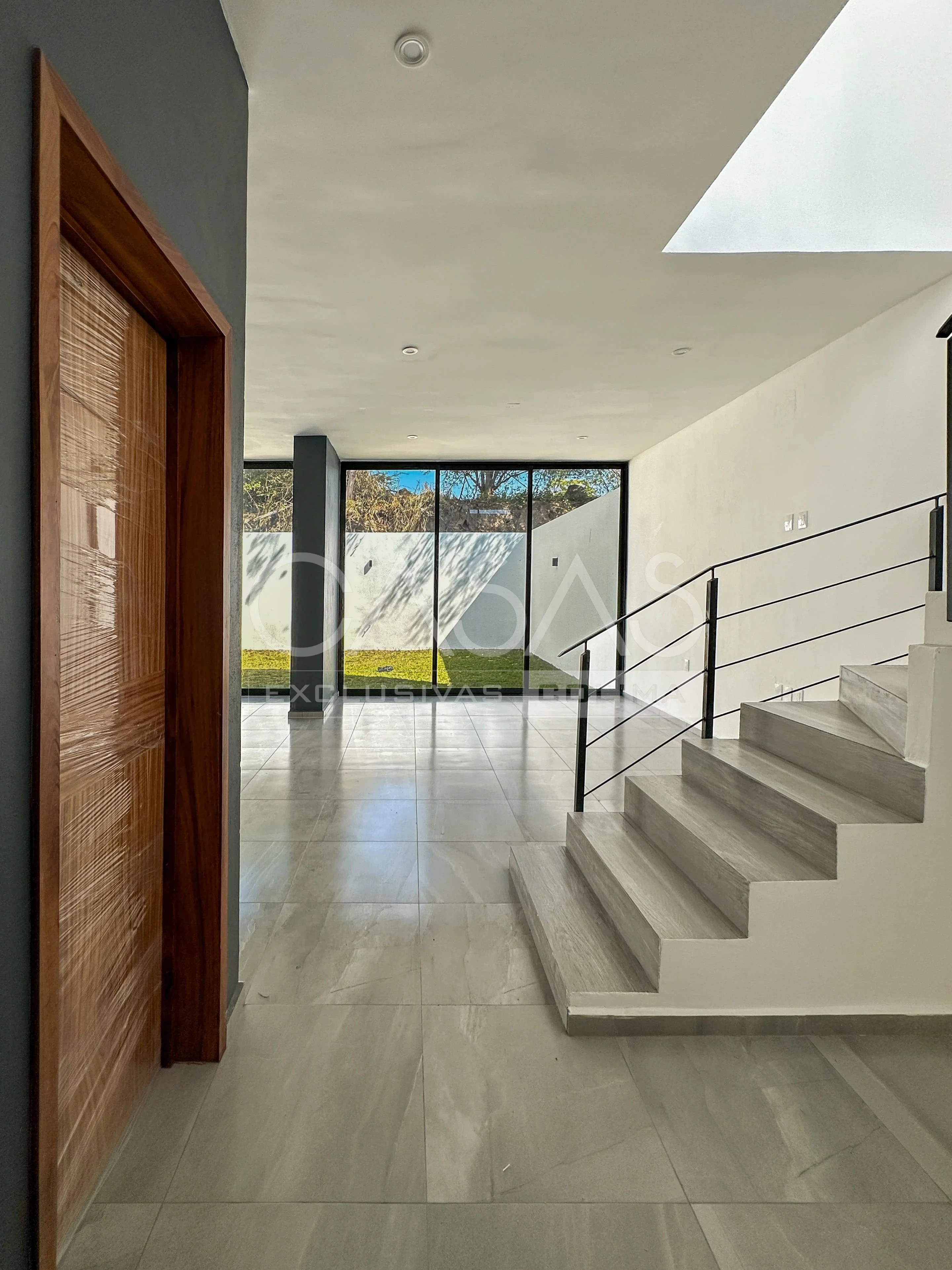 Bonita casa en venta con patio posterior muy amplio, subiendo por ex colegio Inglés 2