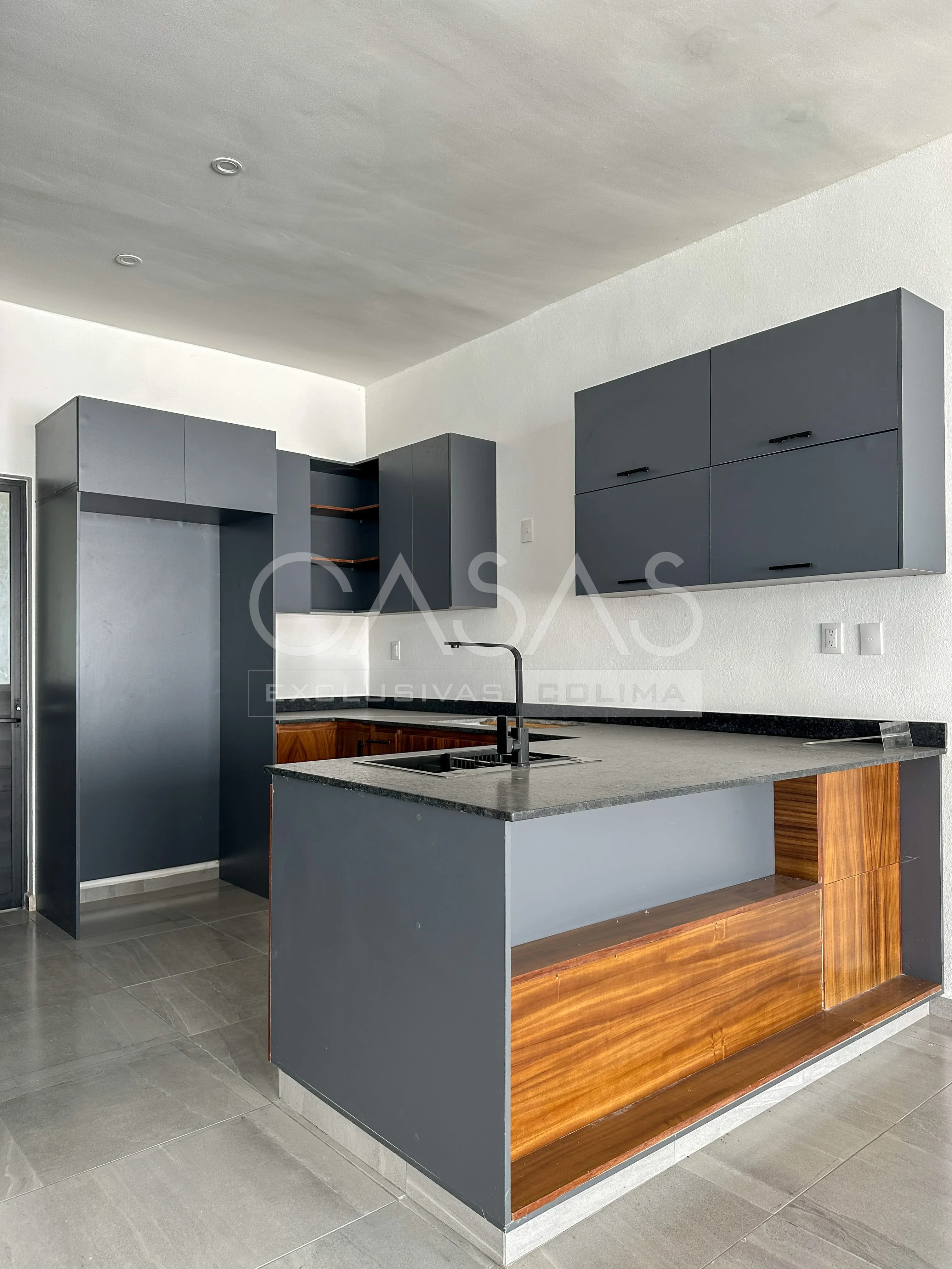 Bonita casa en venta con patio posterior muy amplio, subiendo por ex colegio Inglés 4