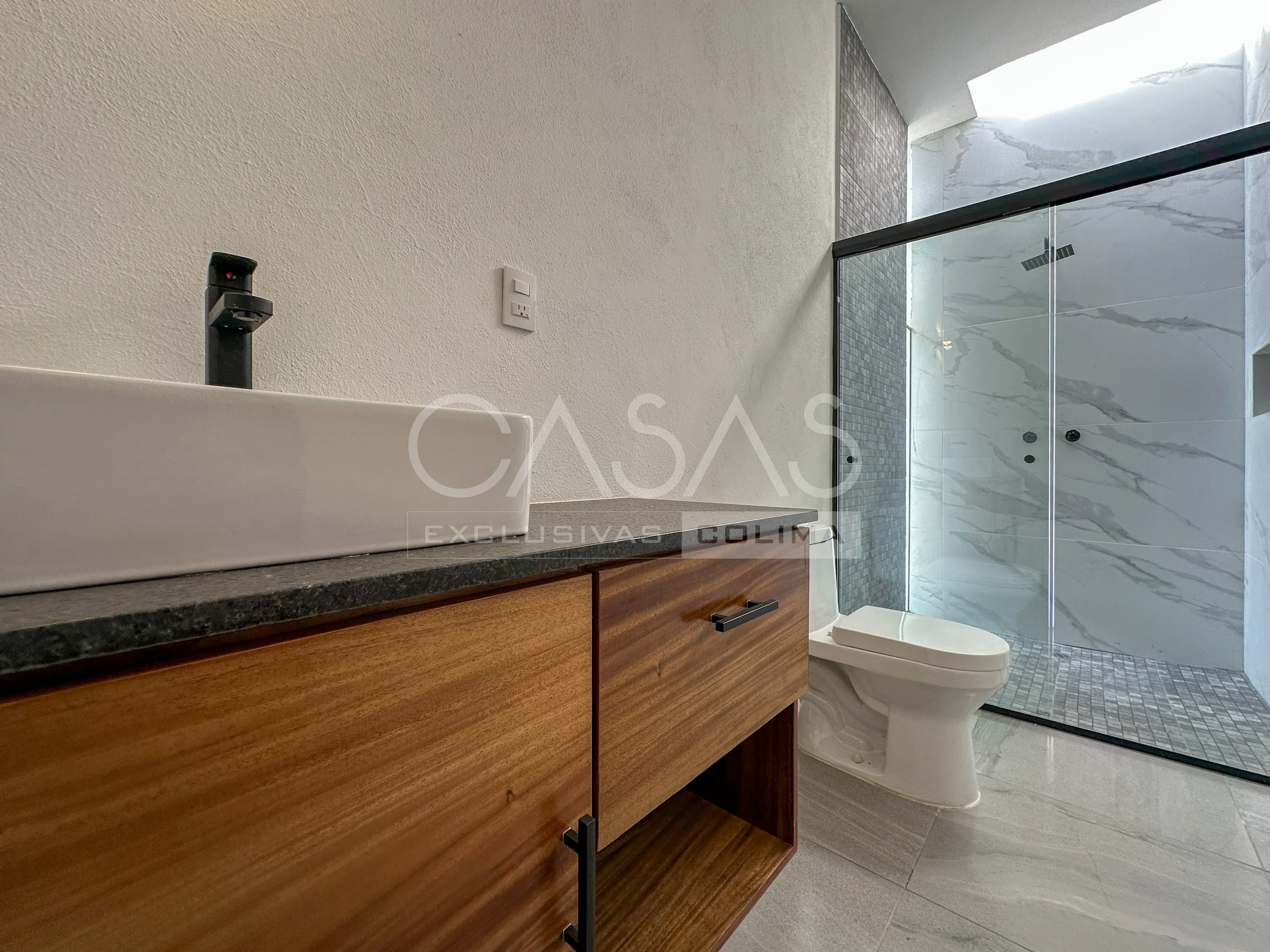 Bonita casa en venta con patio posterior muy amplio, subiendo por ex colegio Inglés 14