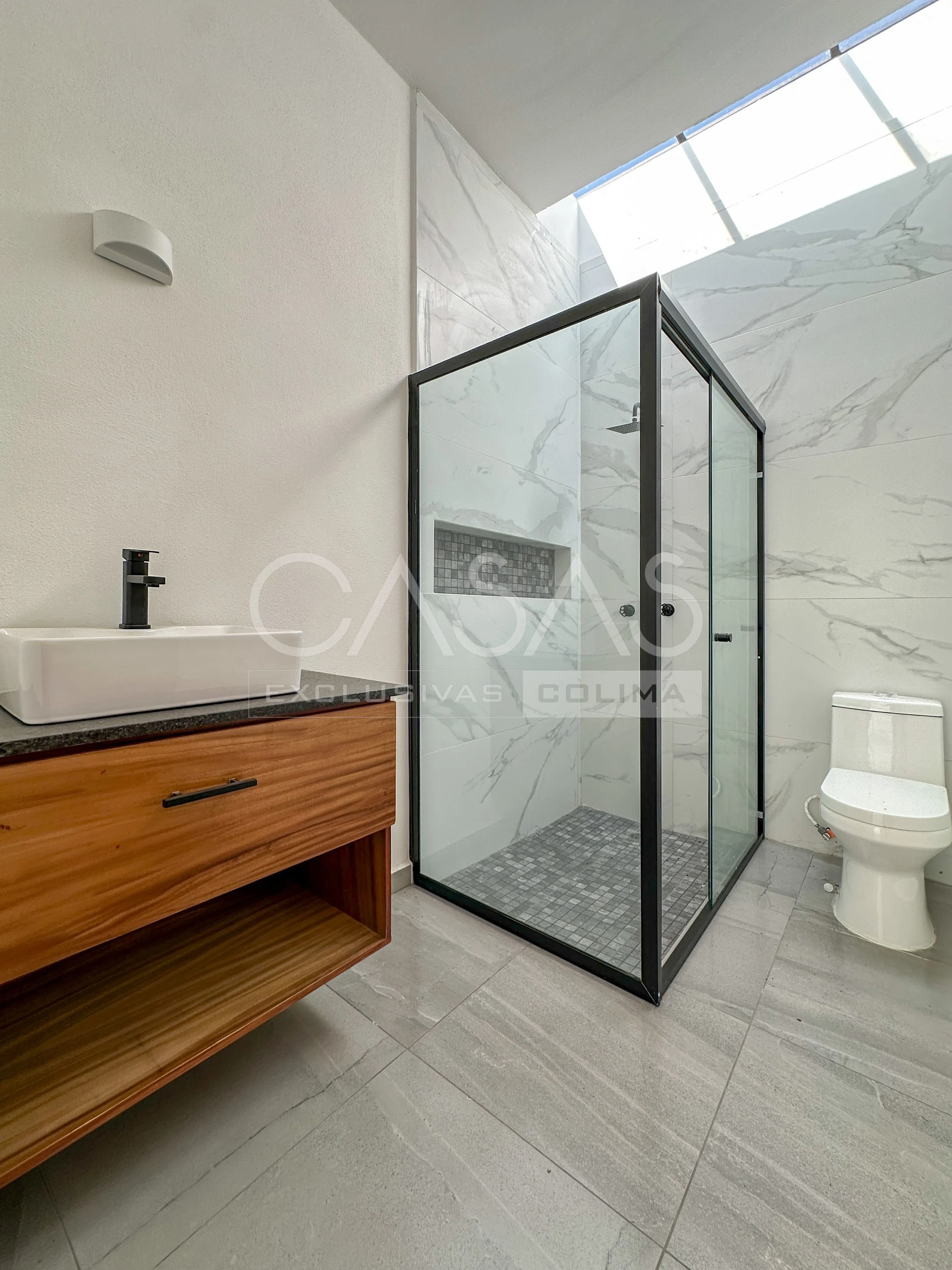 Bonita casa en venta con patio posterior muy amplio, subiendo por ex colegio Inglés 12