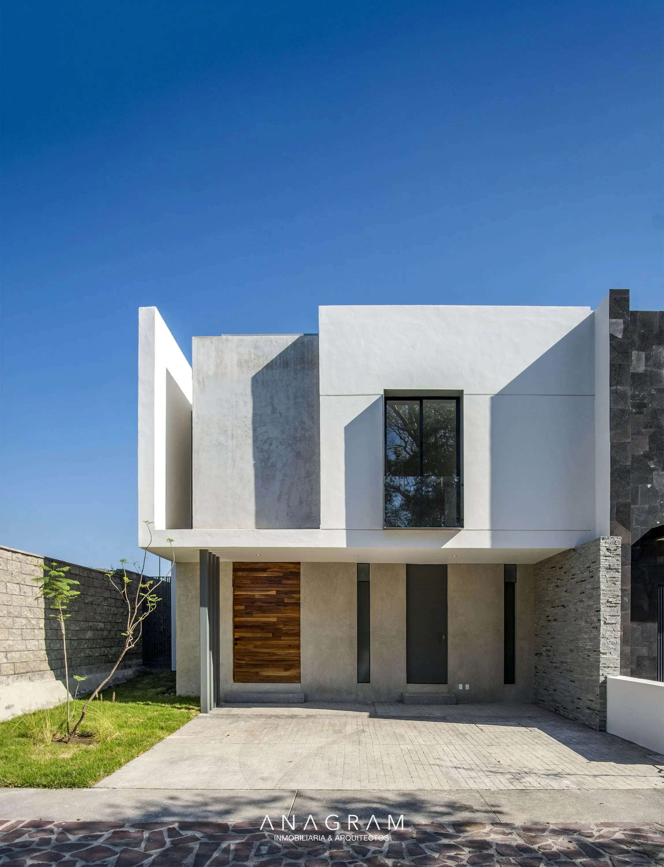 Preciosa casa en venta en coto privado al norte de Colima, rodeada de mucha vegetación