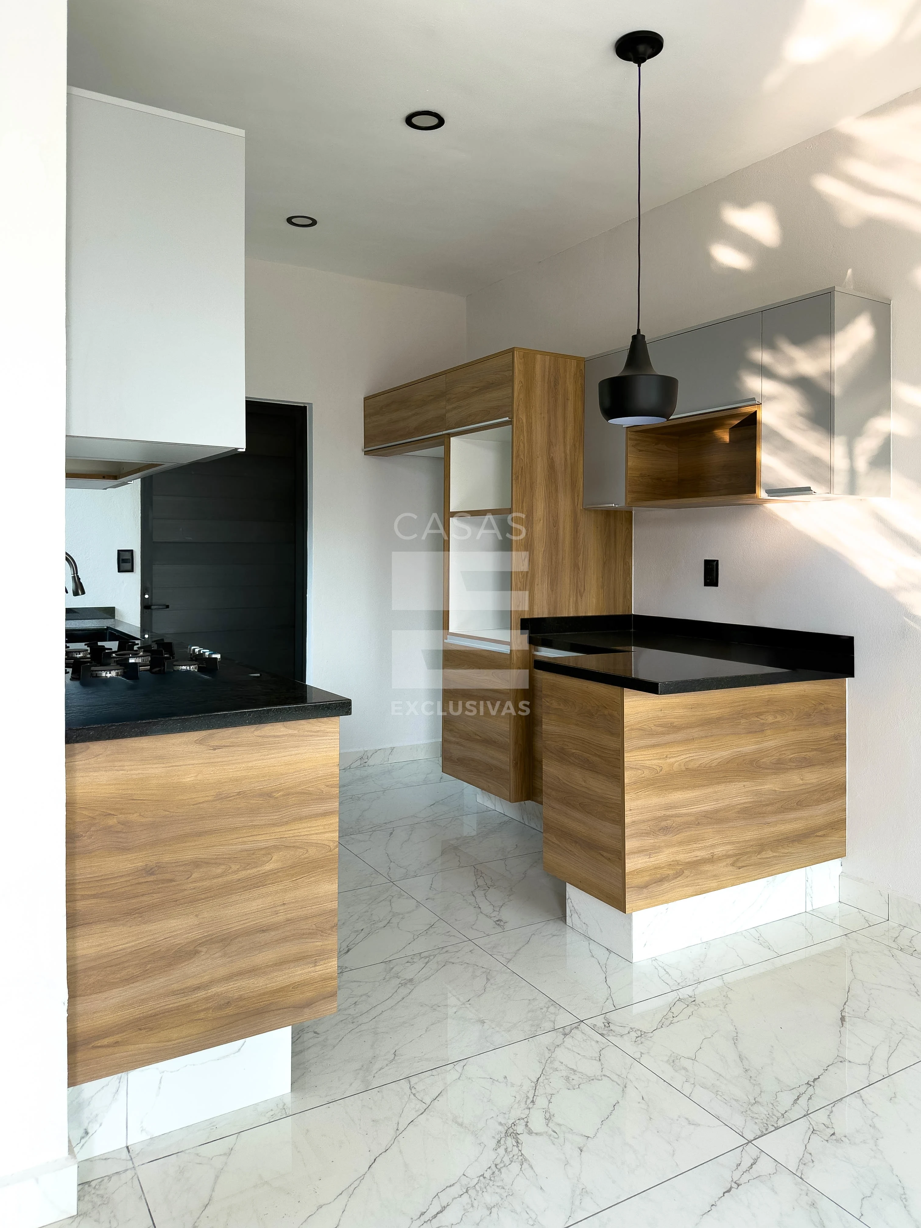 Hermosa casa en venta al norte de Colima con acabados en parota natural 3