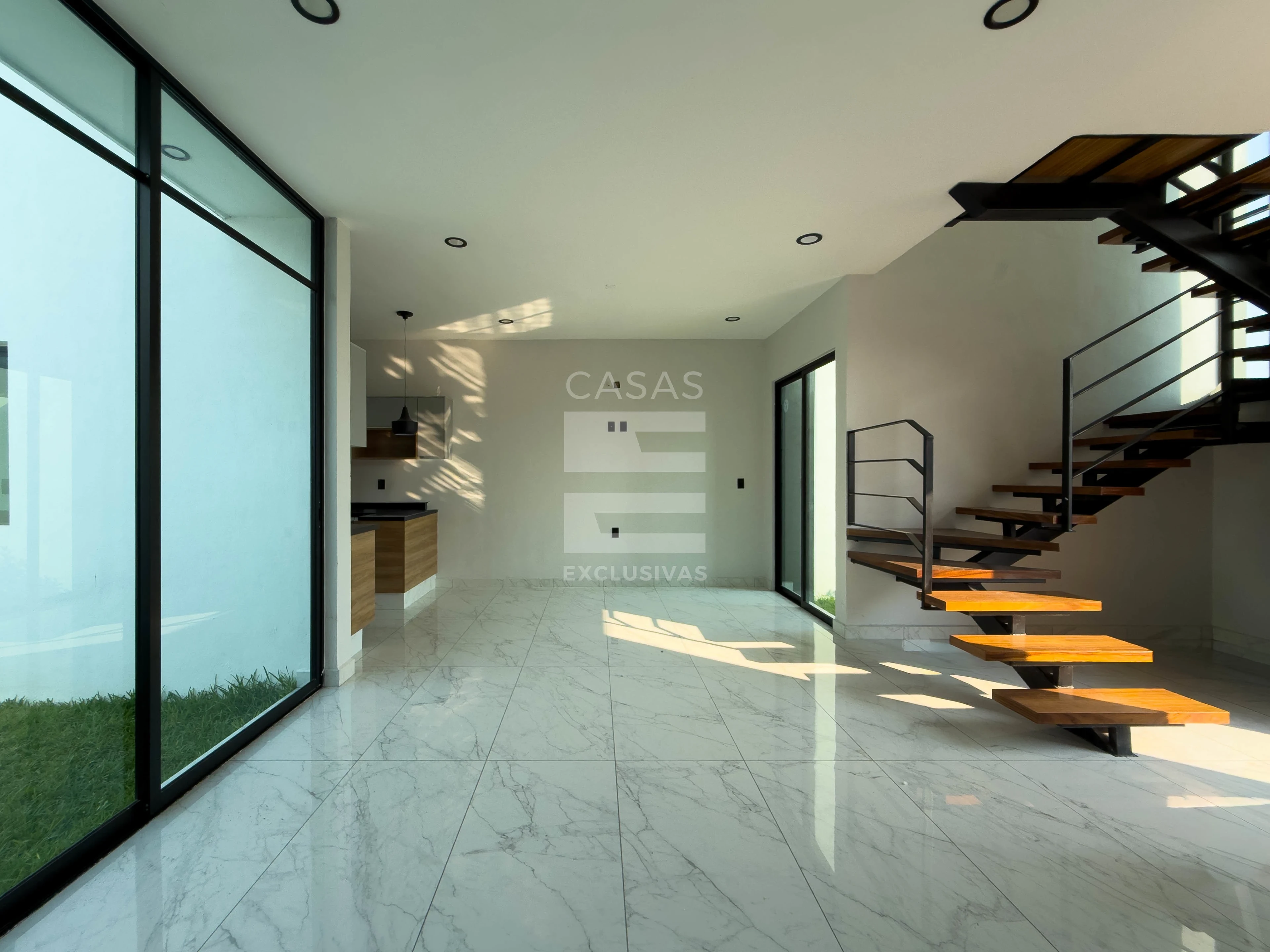 Hermosa casa en venta al norte de Colima con acabados en parota natural 2