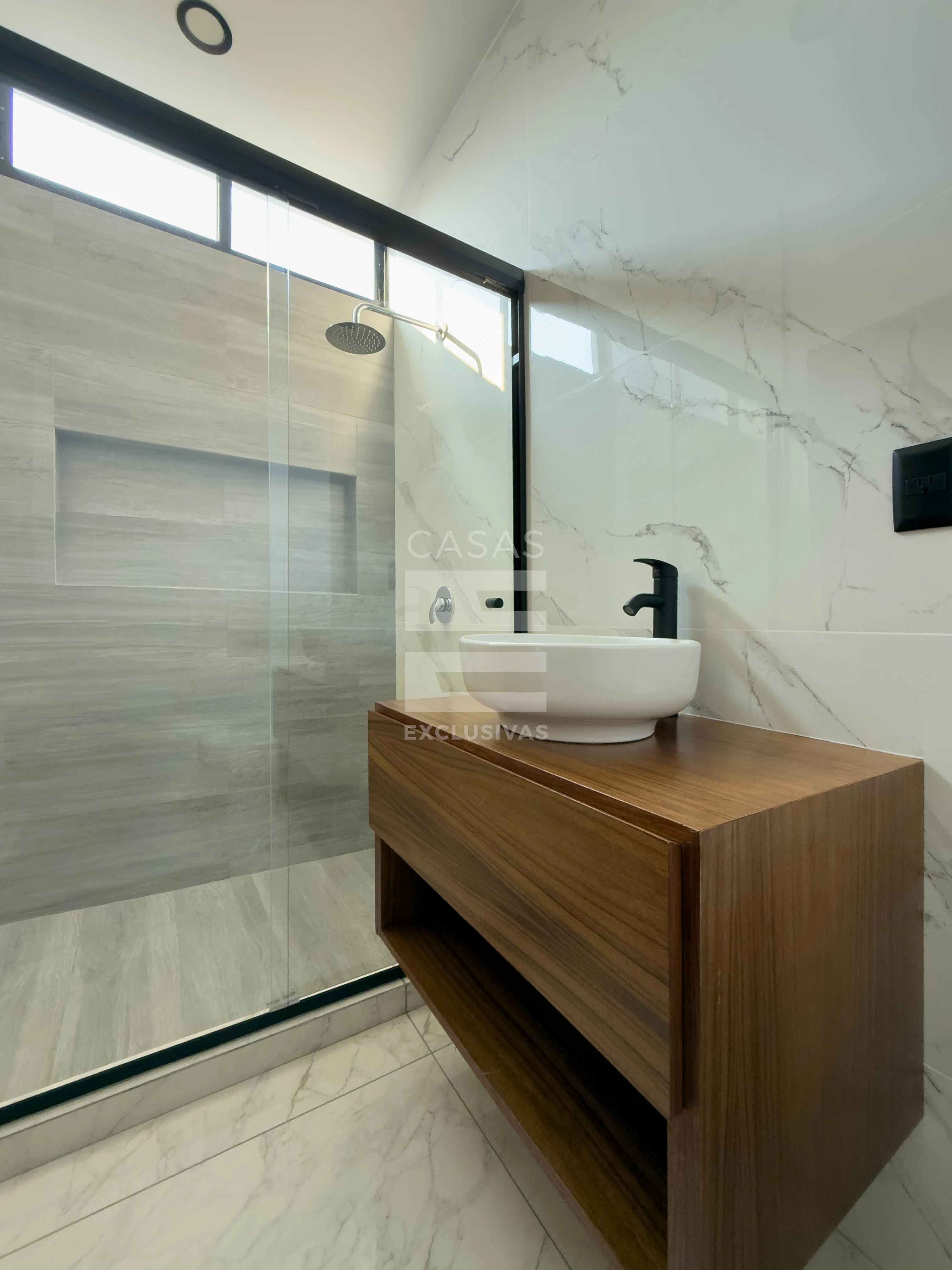 Hermosa casa en venta al norte de Colima con acabados en parota natural 13