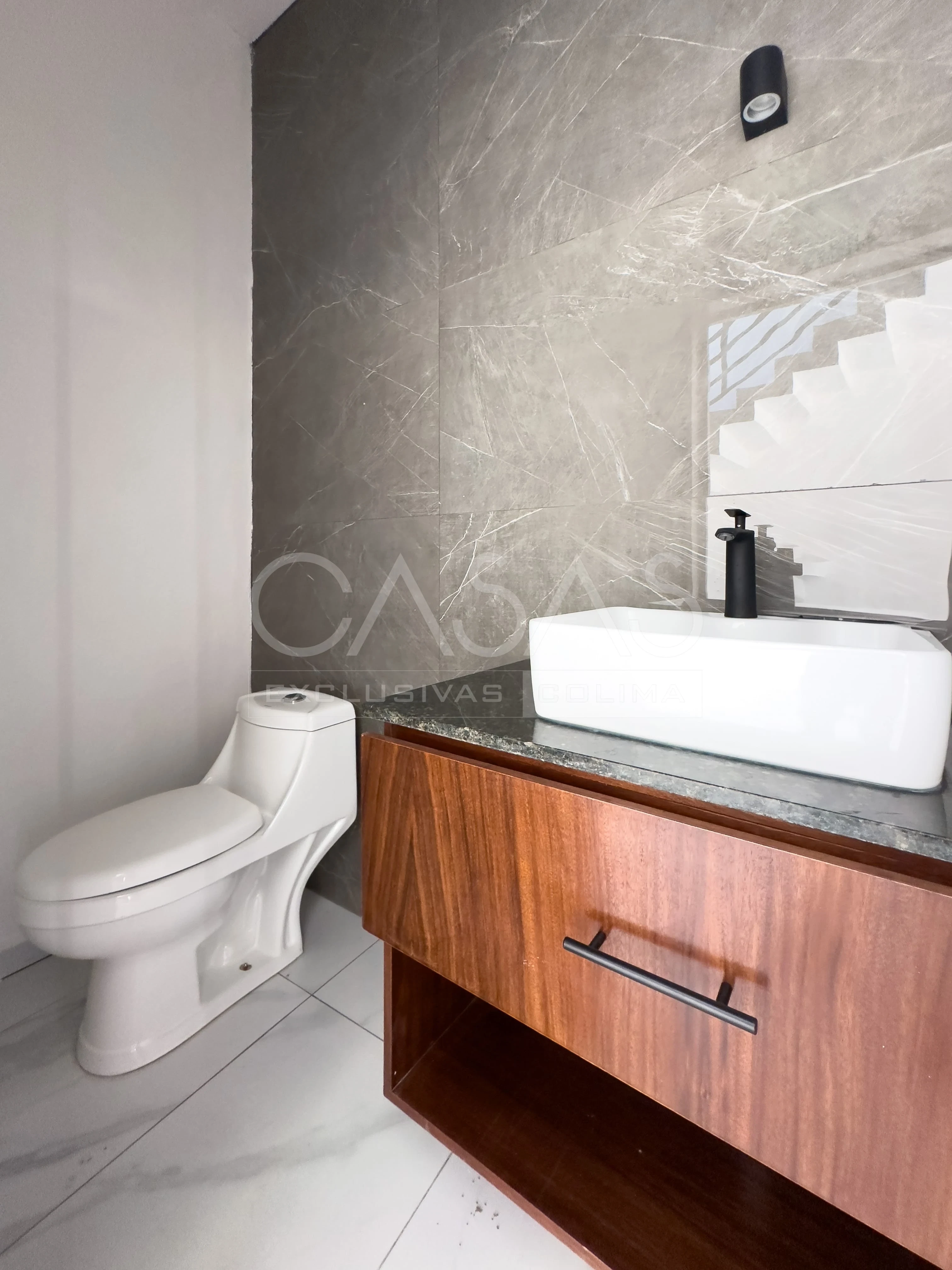 Hermosa casa en venta al norte de Colima con jardín posterior muy amplio 2