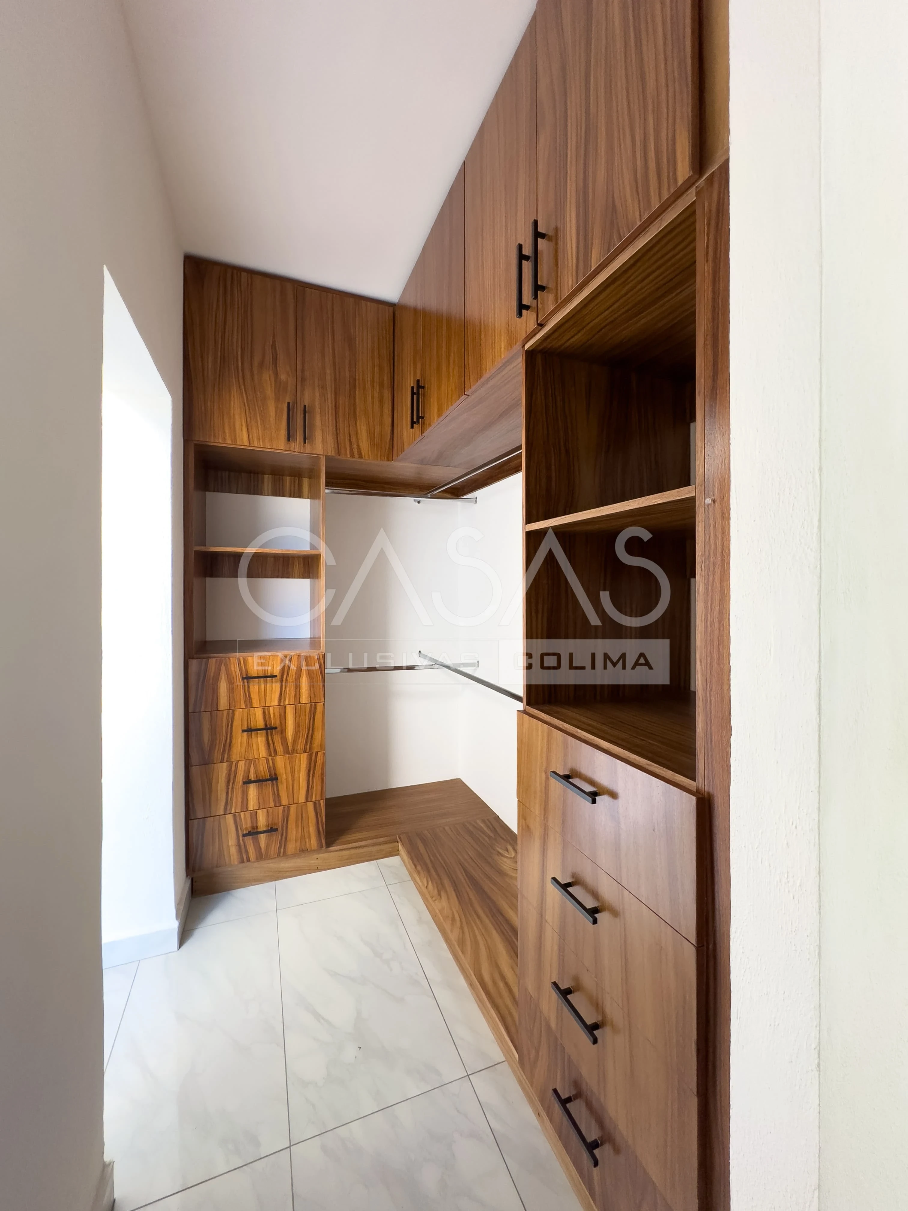 Linda residencia en venta al norte de Colima con amplio jardín posterior 10