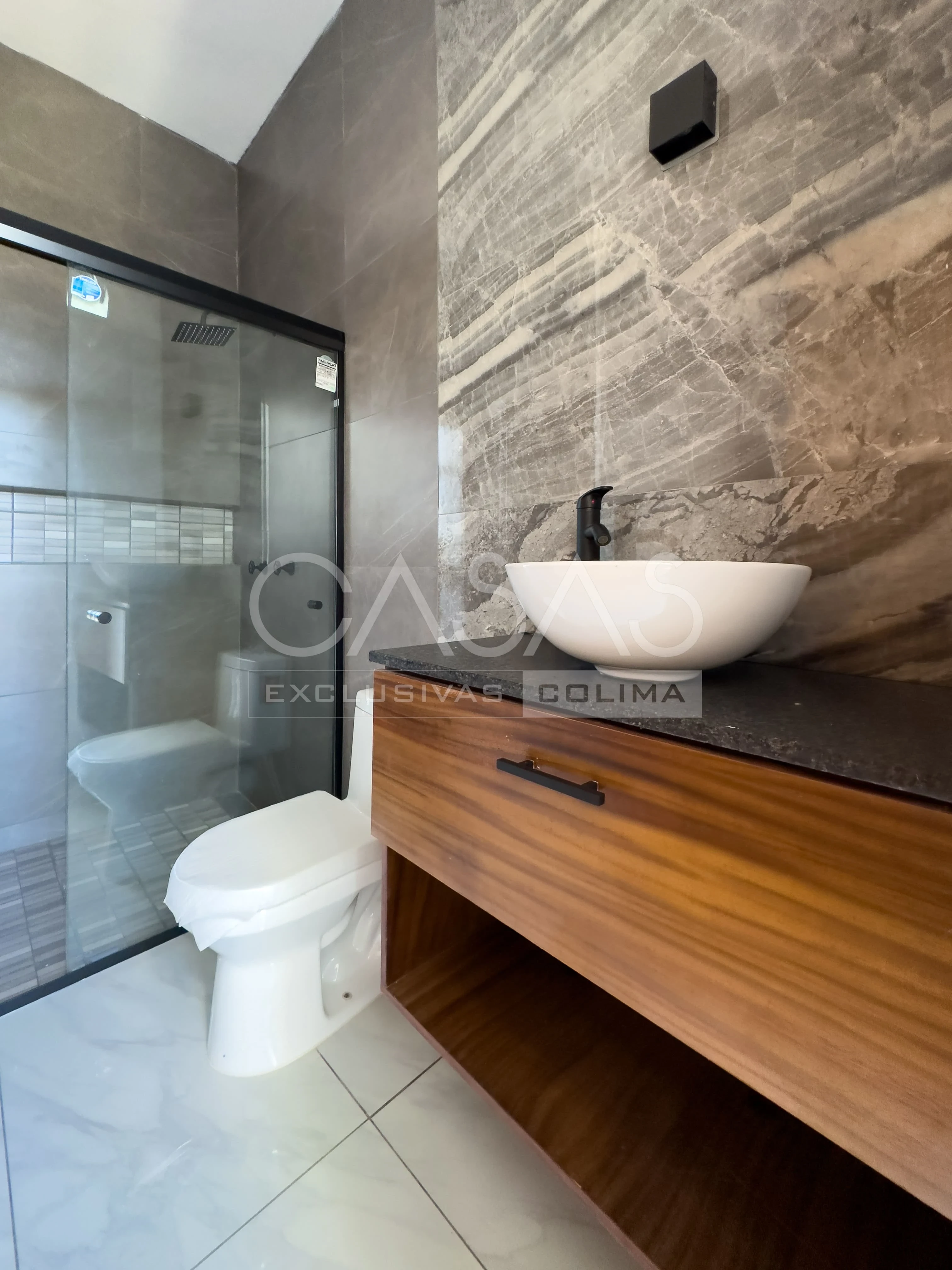 Linda residencia en venta al norte de Colima con amplio jardín posterior 13