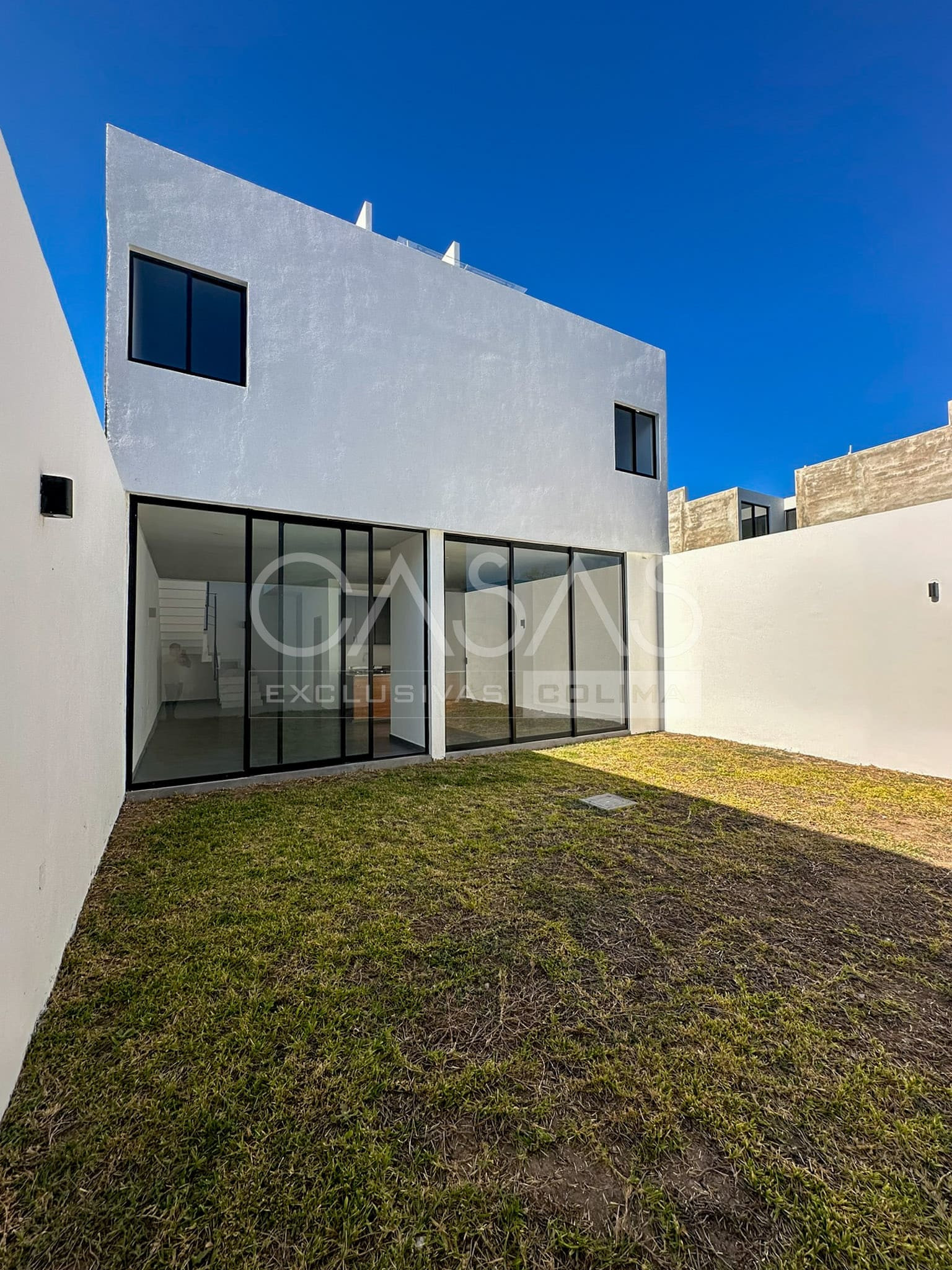 Preciosa casa en venta con jardín posterior súper amplio, zona norte de Colima 9