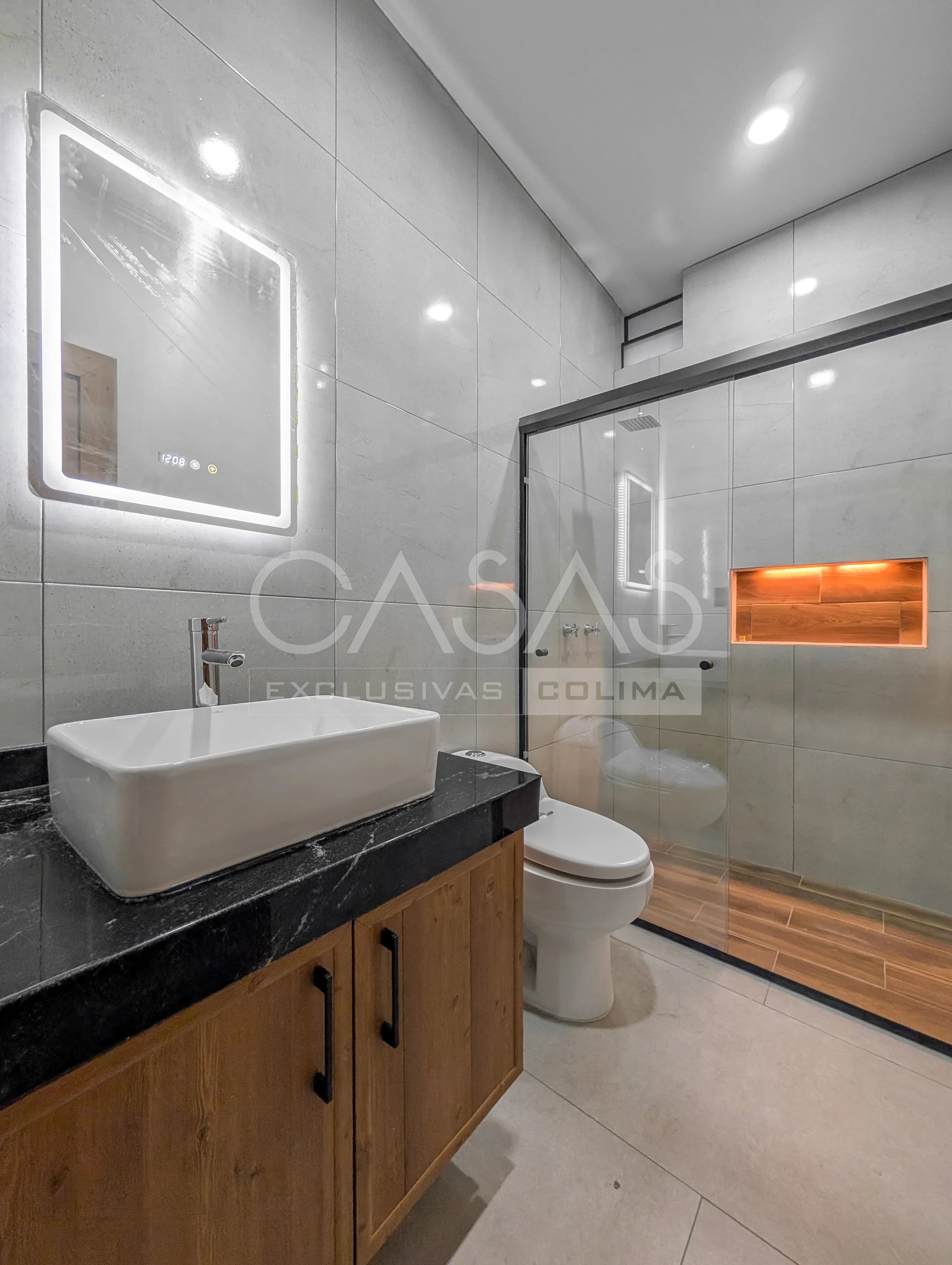 Bellísima casa en venta en zona norte de colima, a unas cuadras de V. Carranza 11