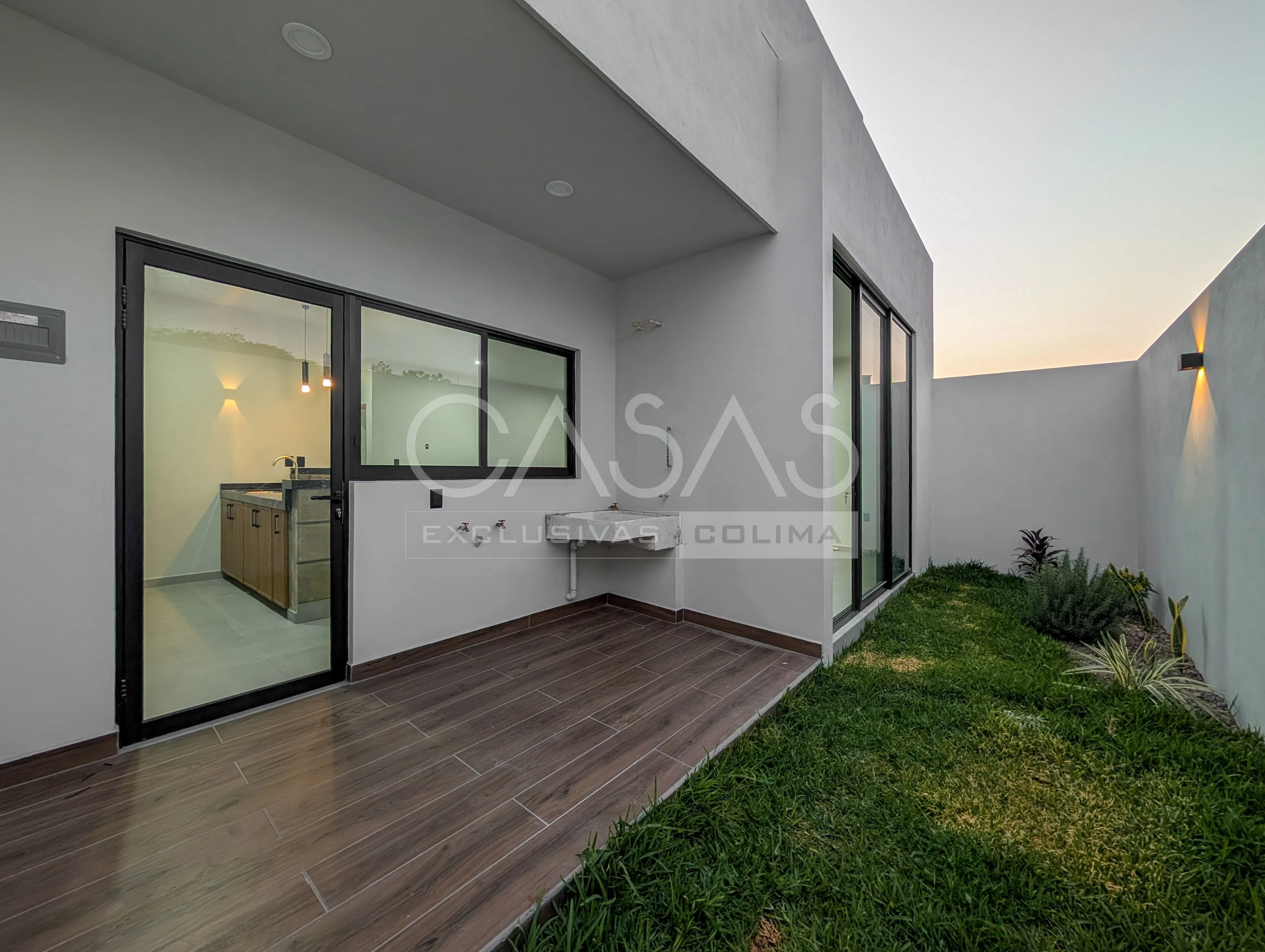 Bellísima casa en venta en zona norte de colima, a unas cuadras de V. Carranza 13