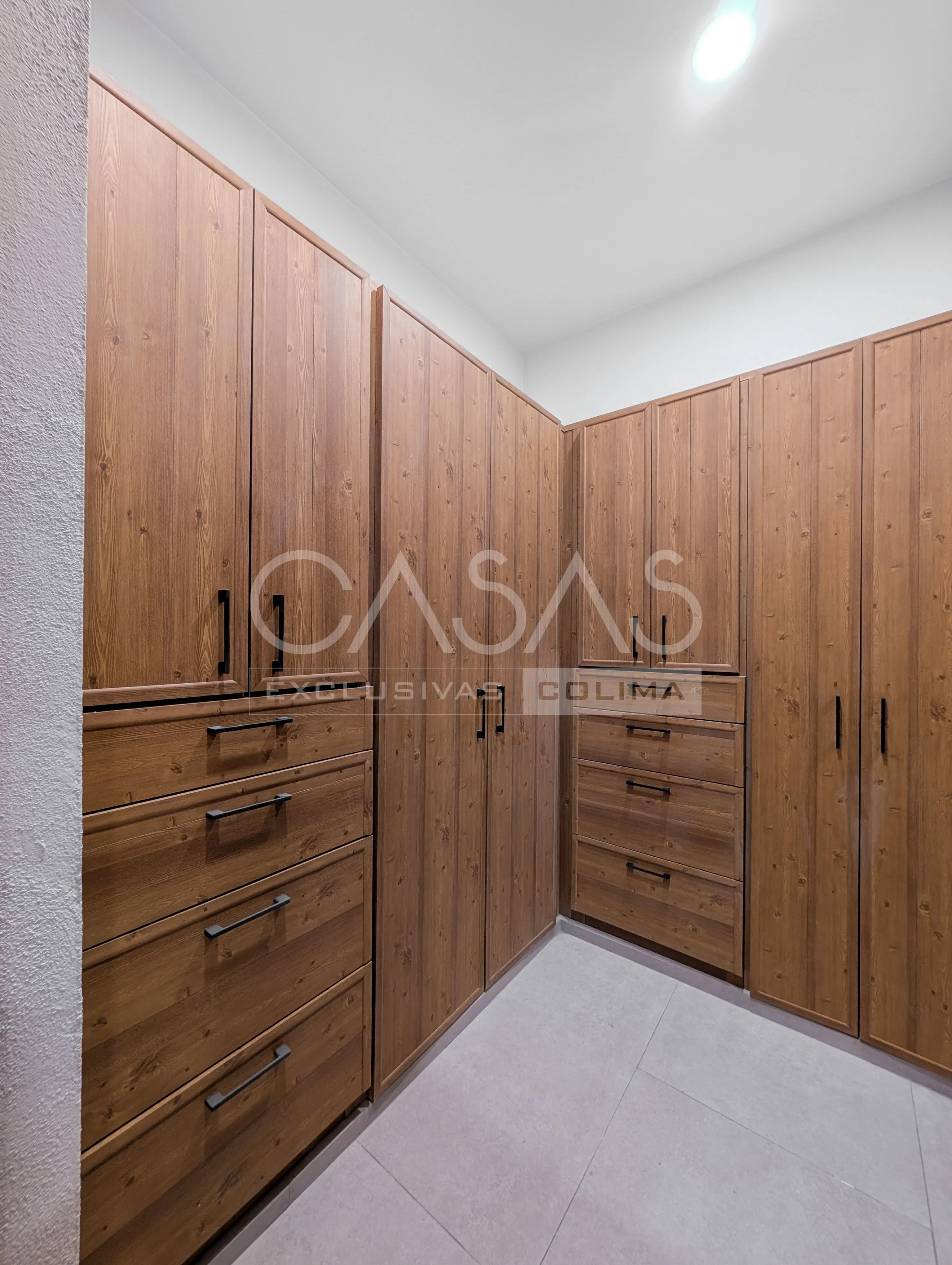 Bellísima casa en venta en zona norte de colima, a unas cuadras de V. Carranza 16