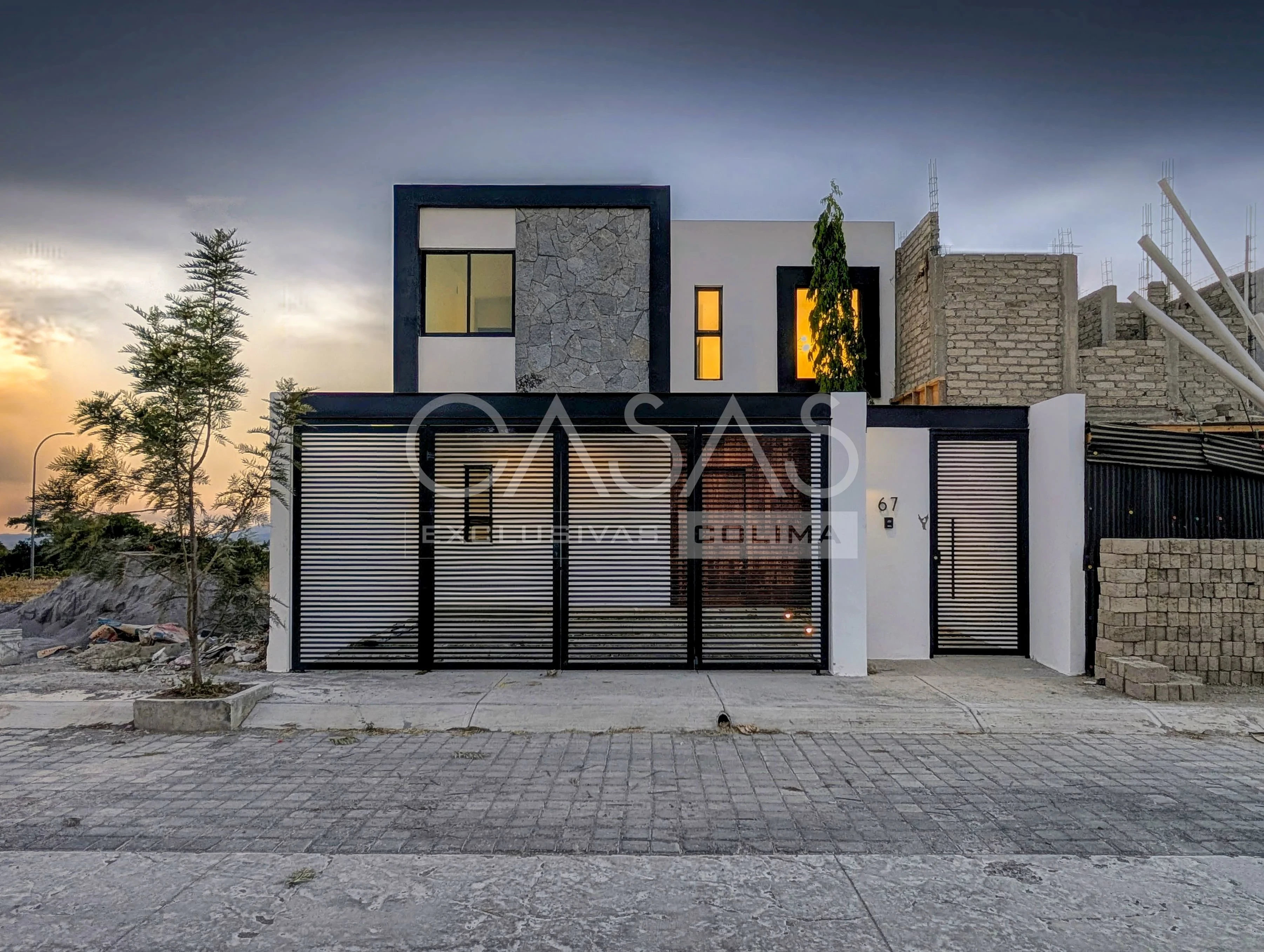 Bella casa en venta en el norte de Colima con portón automatizado