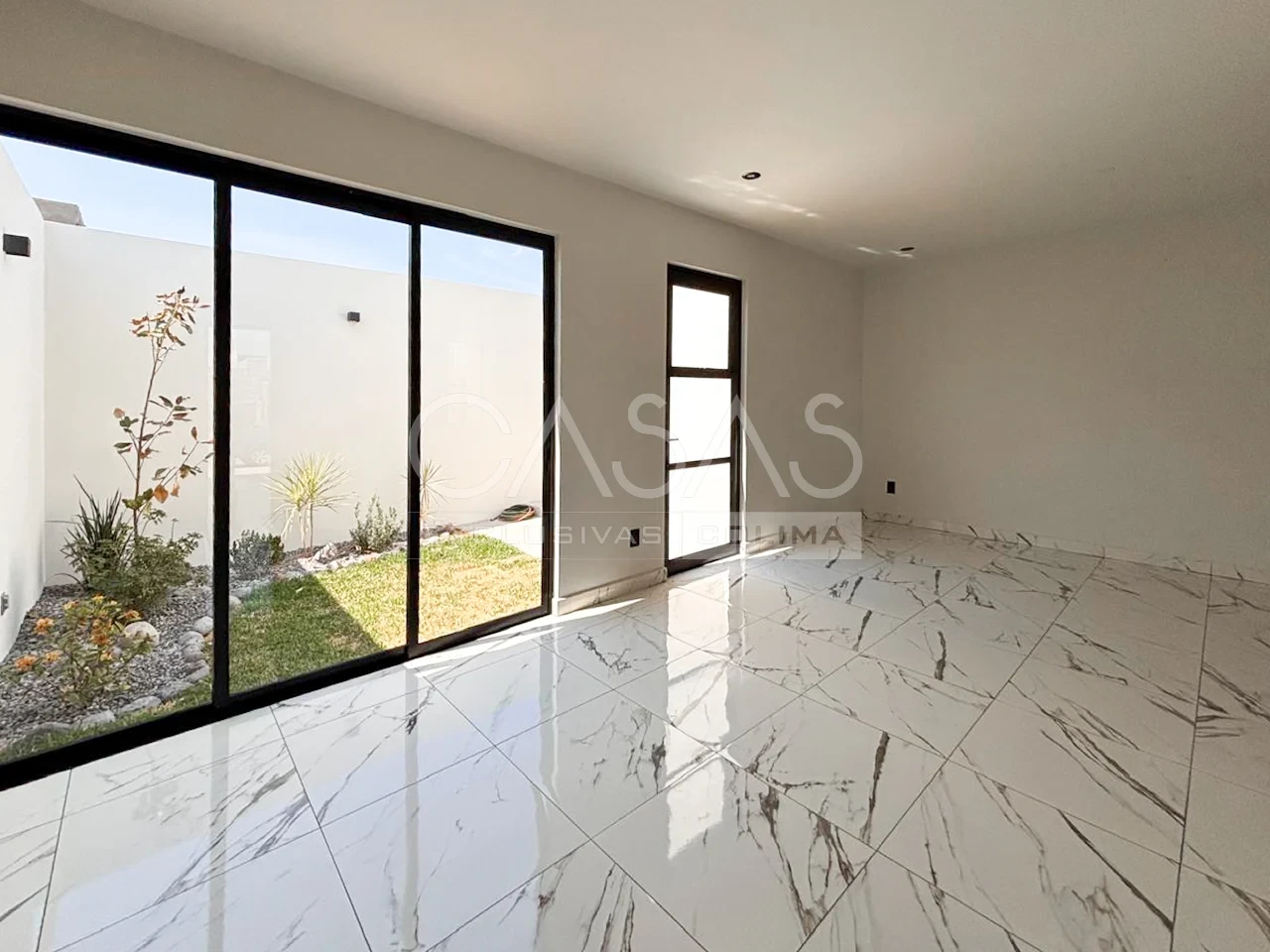 En venta preciosa casa con excelente ubicación, a sólo minutos de la Salida a Guadalajara 6