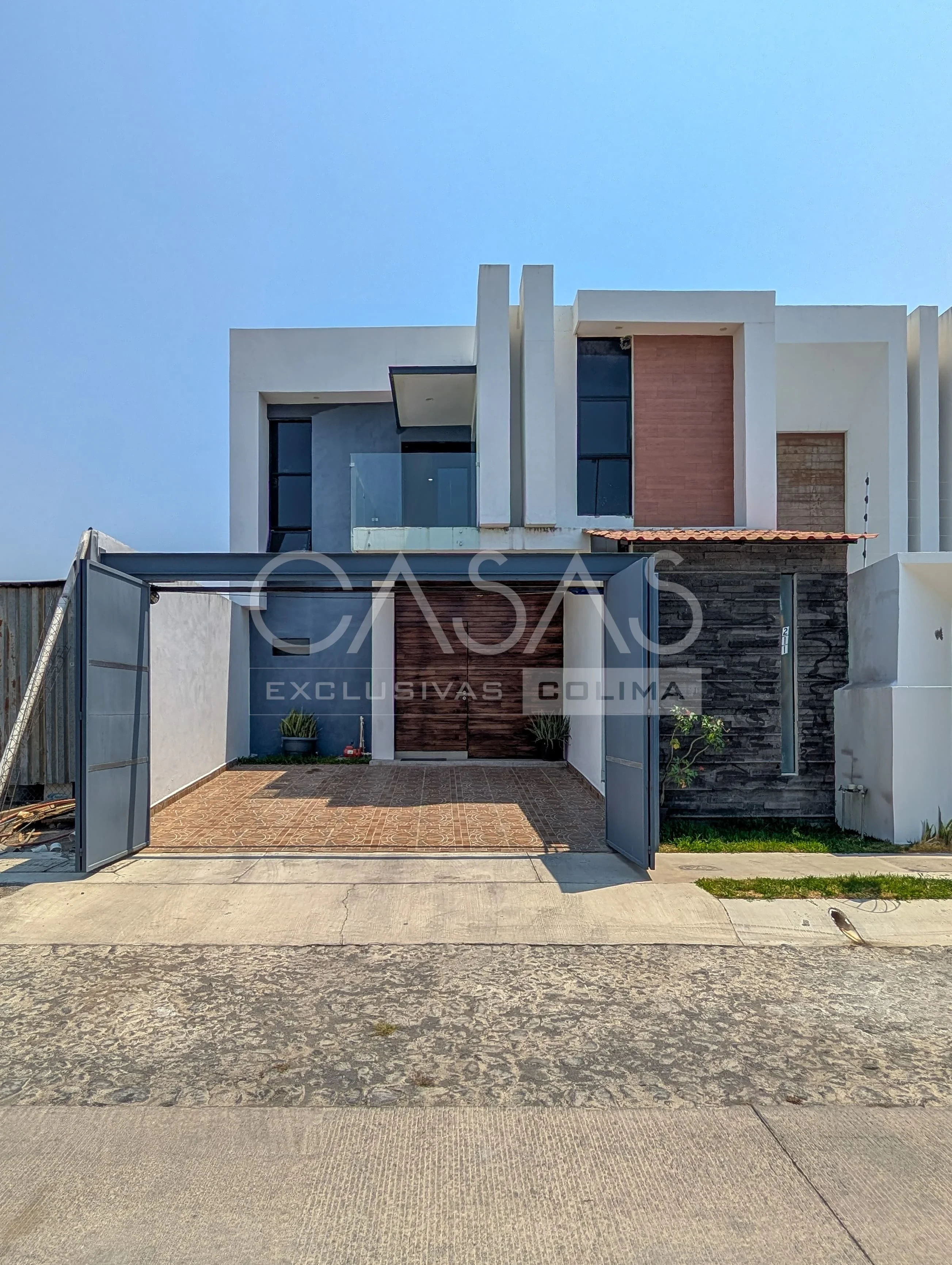 Hermosa casa en venta al norte de Colima, recamara en planta baja y porton