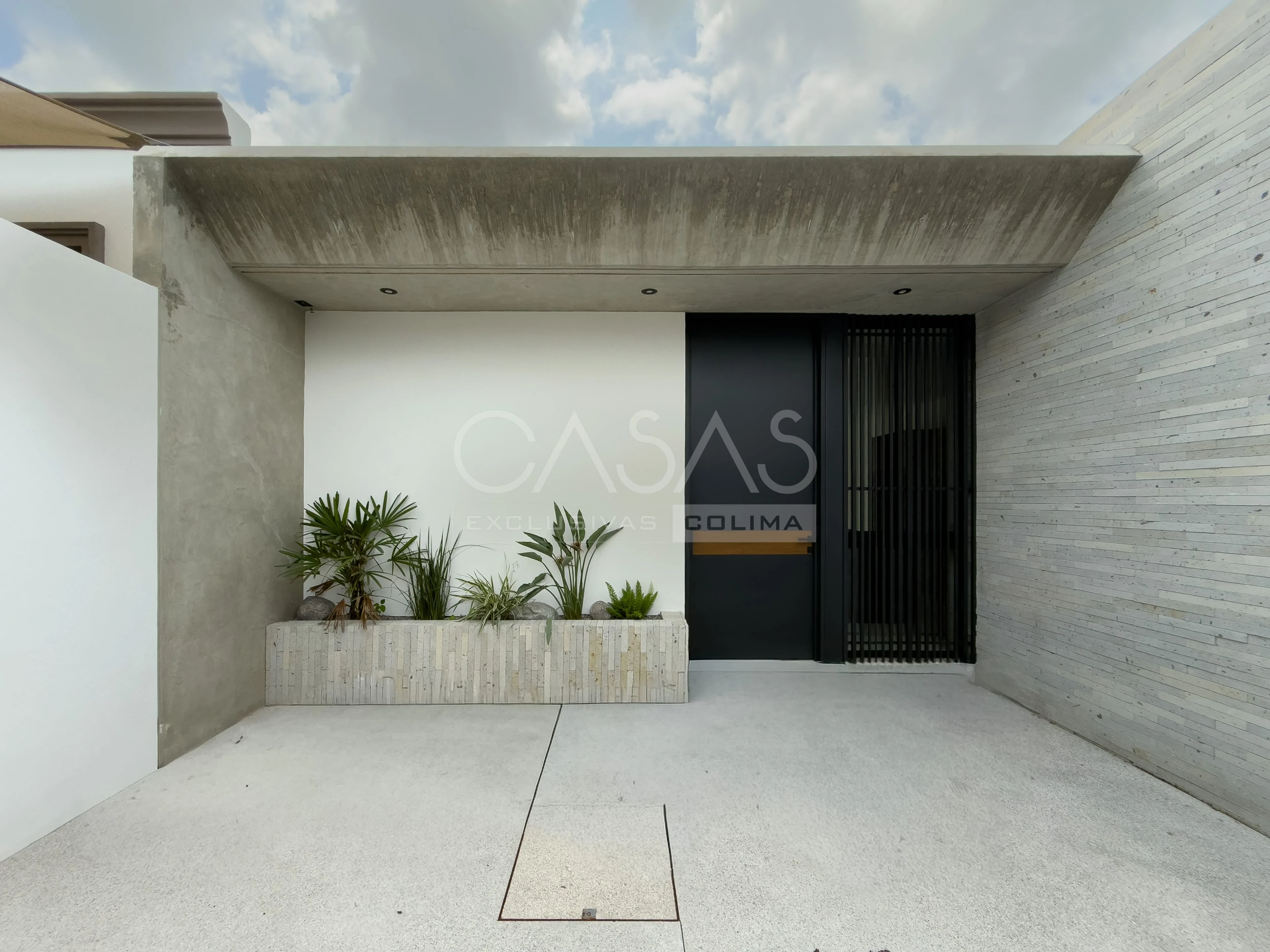 Preciosa casa en venta de alto lujo en zona residencial al norte de Colima 2