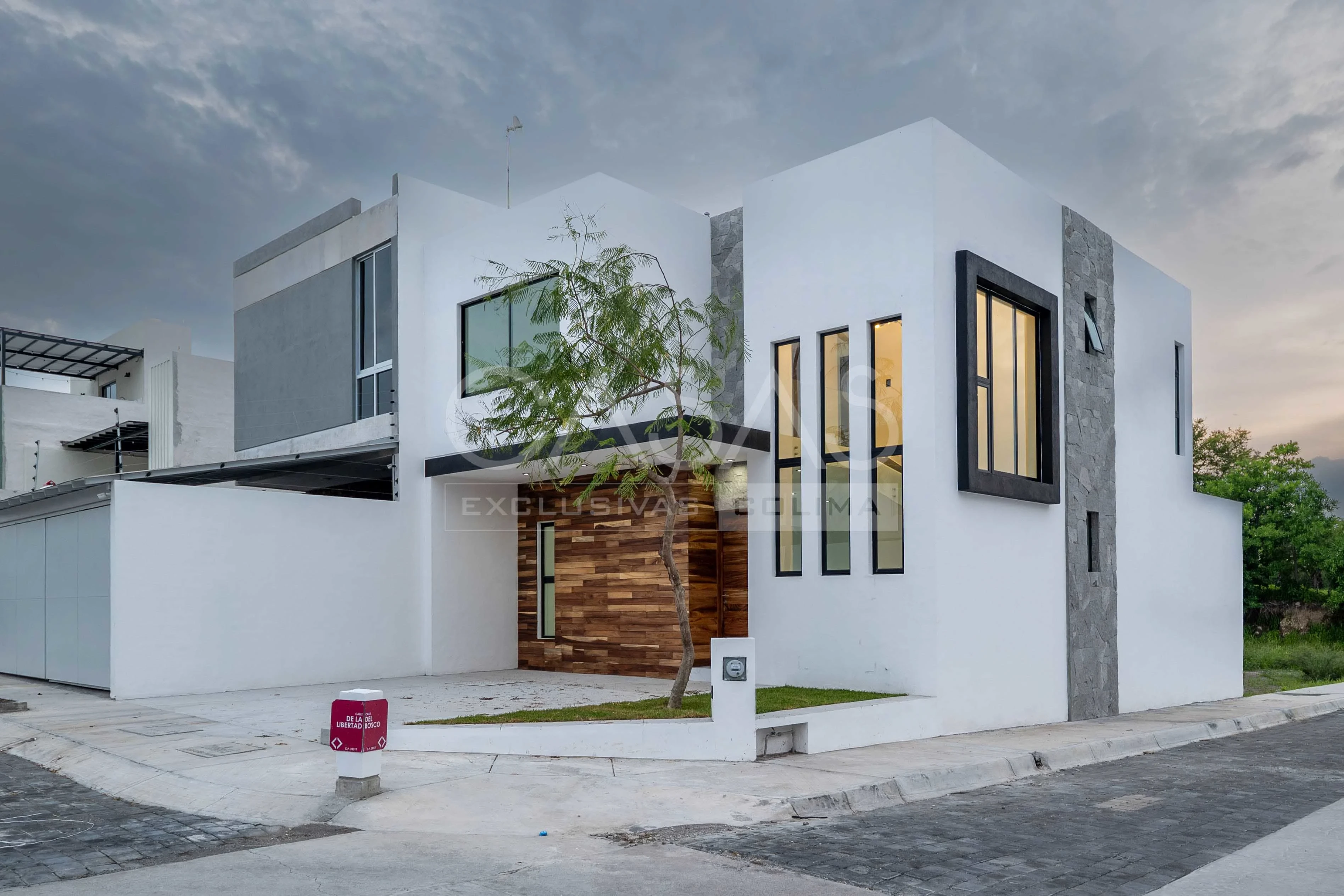 En venta hermosa casa en esquina en zona norte de Colima