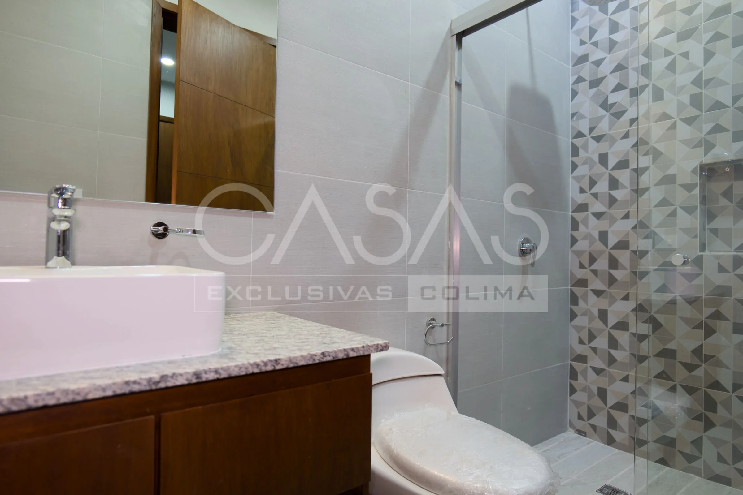 Hermosa casa en venta sobre avenida principal, zona norte de Colima, a pasos de jardín principal 11