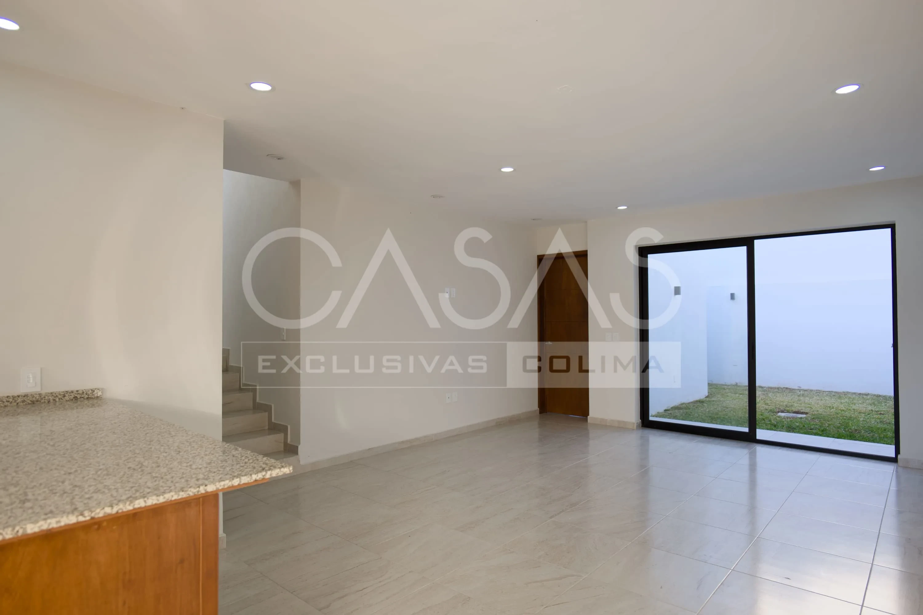 Hermosa casa en venta sobre avenida principal, zona norte de Colima, a pasos de jardín principal 3