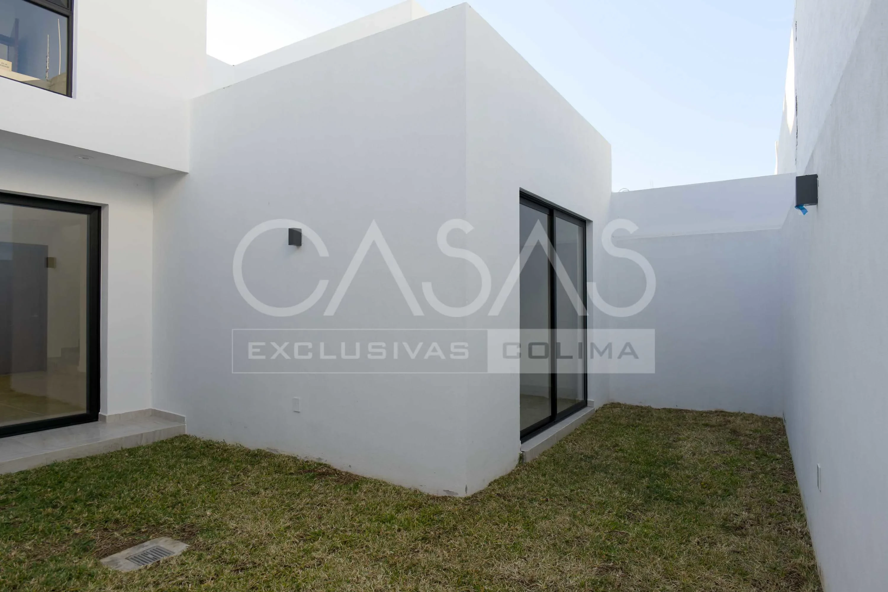 Hermosa casa en venta sobre avenida principal, zona norte de Colima, a pasos de jardín principal 16