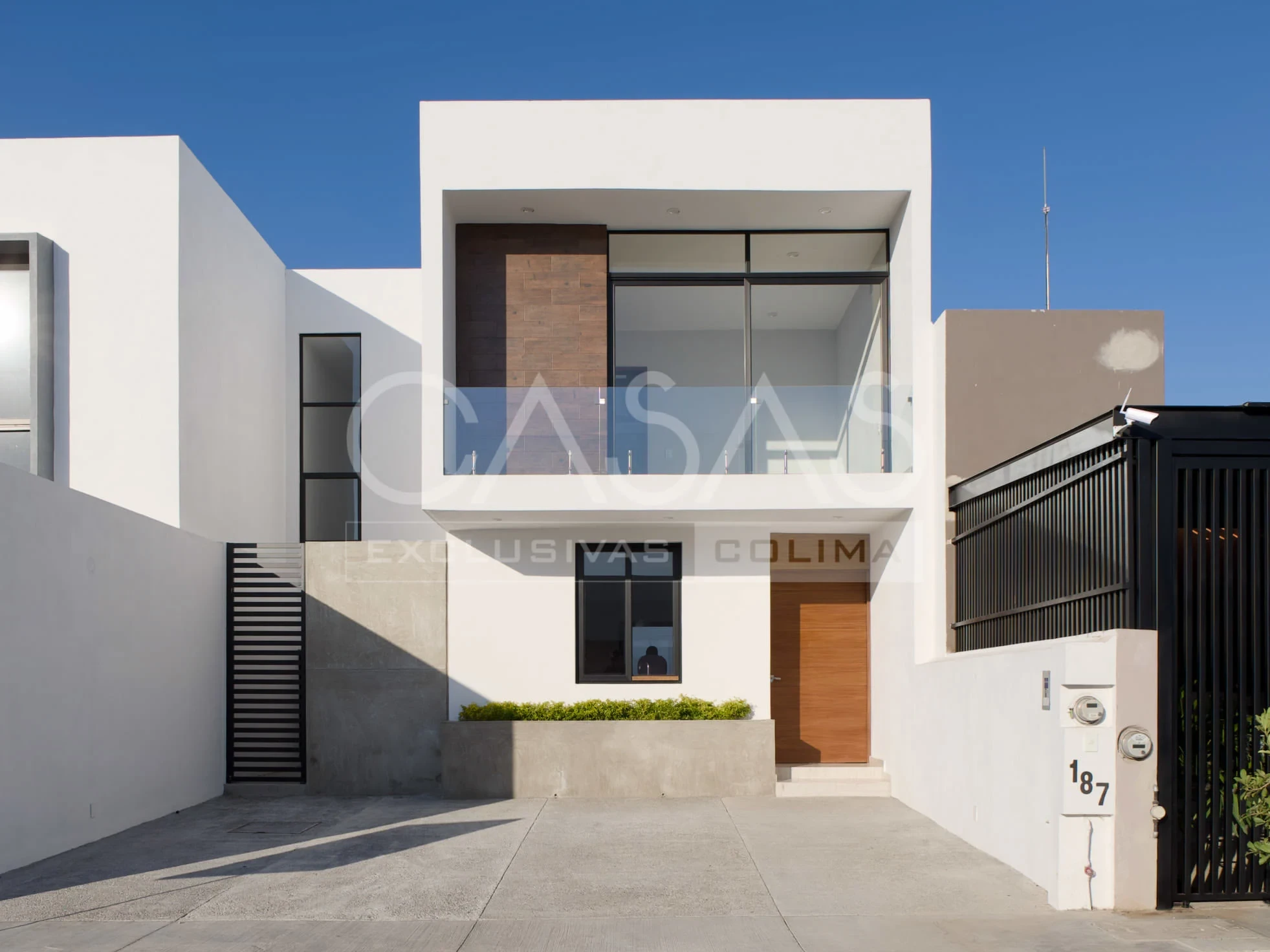 Hermosa casa en venta sobre avenida principal, zona norte de Colima, a pasos de jardín principal