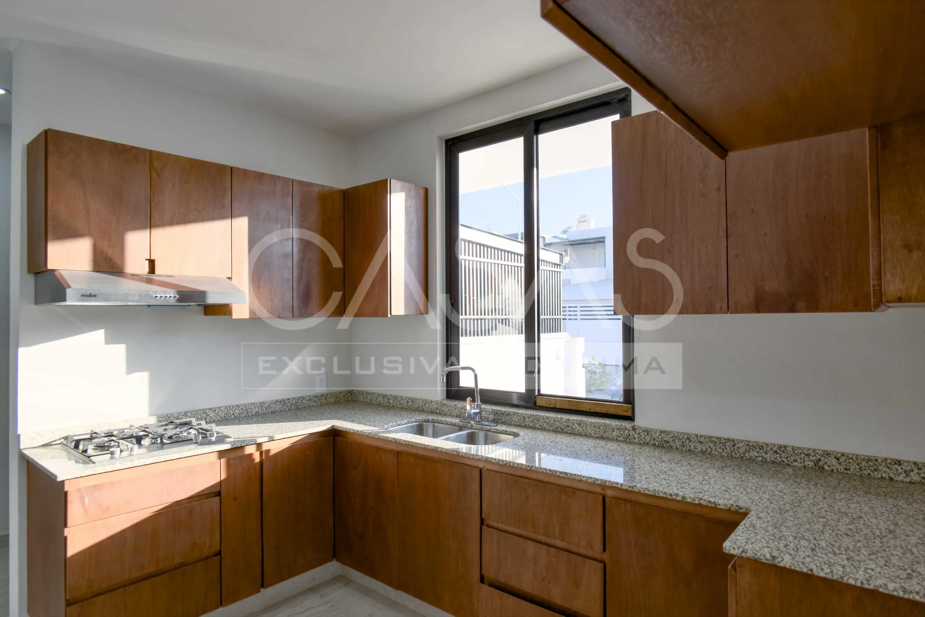 Hermosa casa en venta sobre avenida principal, zona norte de Colima, a pasos de jardín principal 6