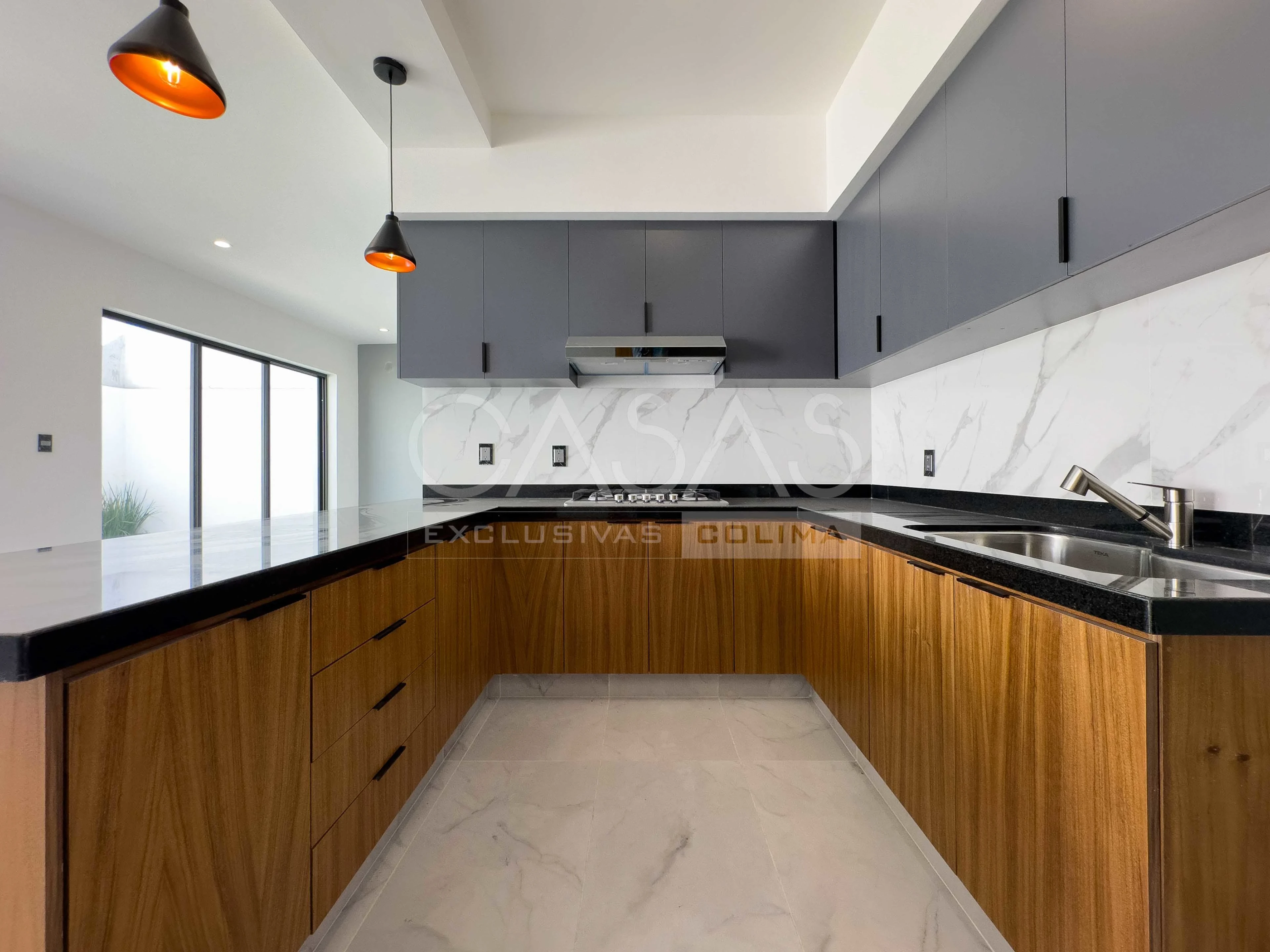 Hermosa y amplia casa en venta al norte de Villa de Álvarez, zona Residencial 8