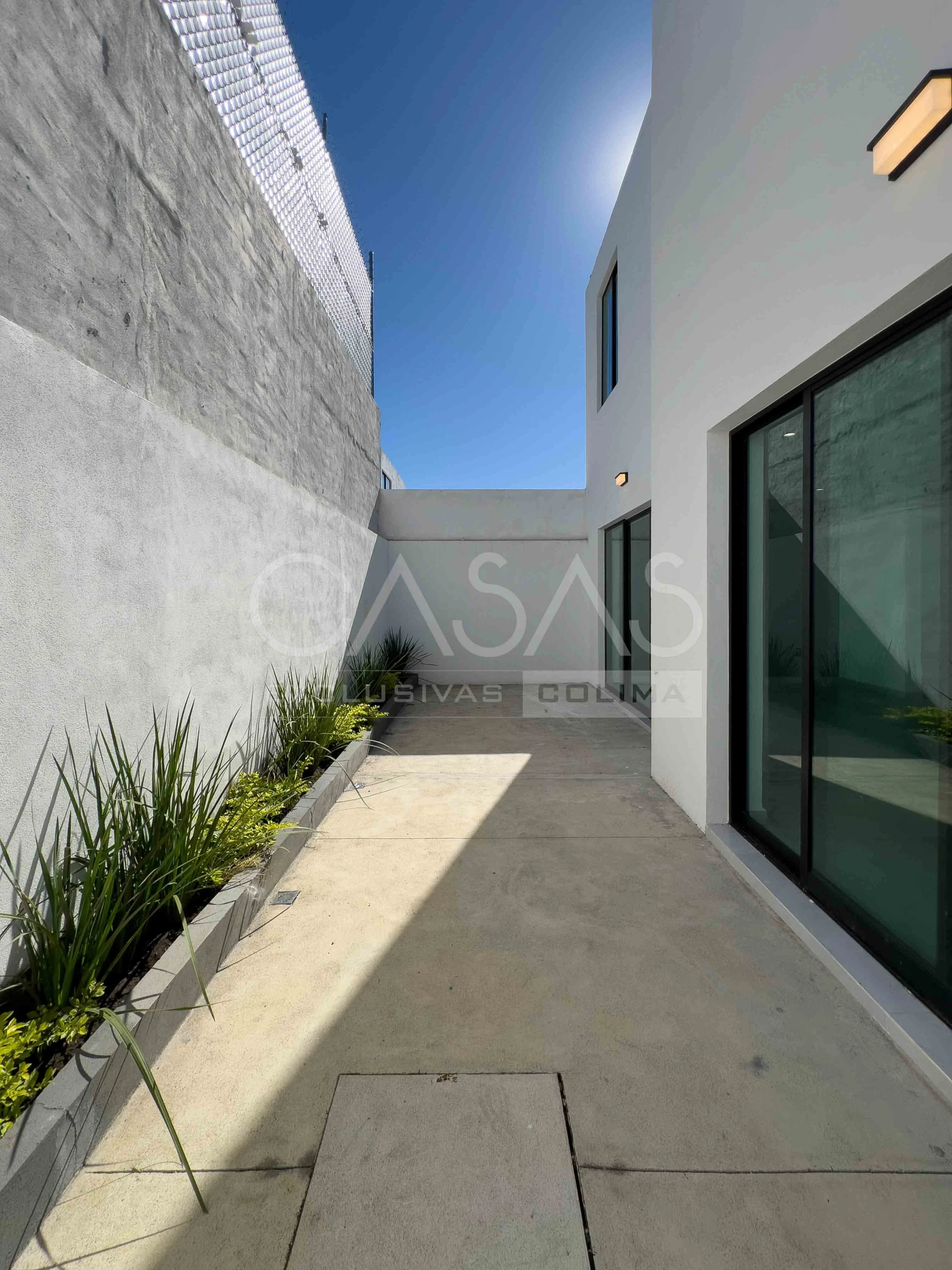 Hermosa y amplia casa en venta al norte de Villa de Álvarez, zona Residencial 11