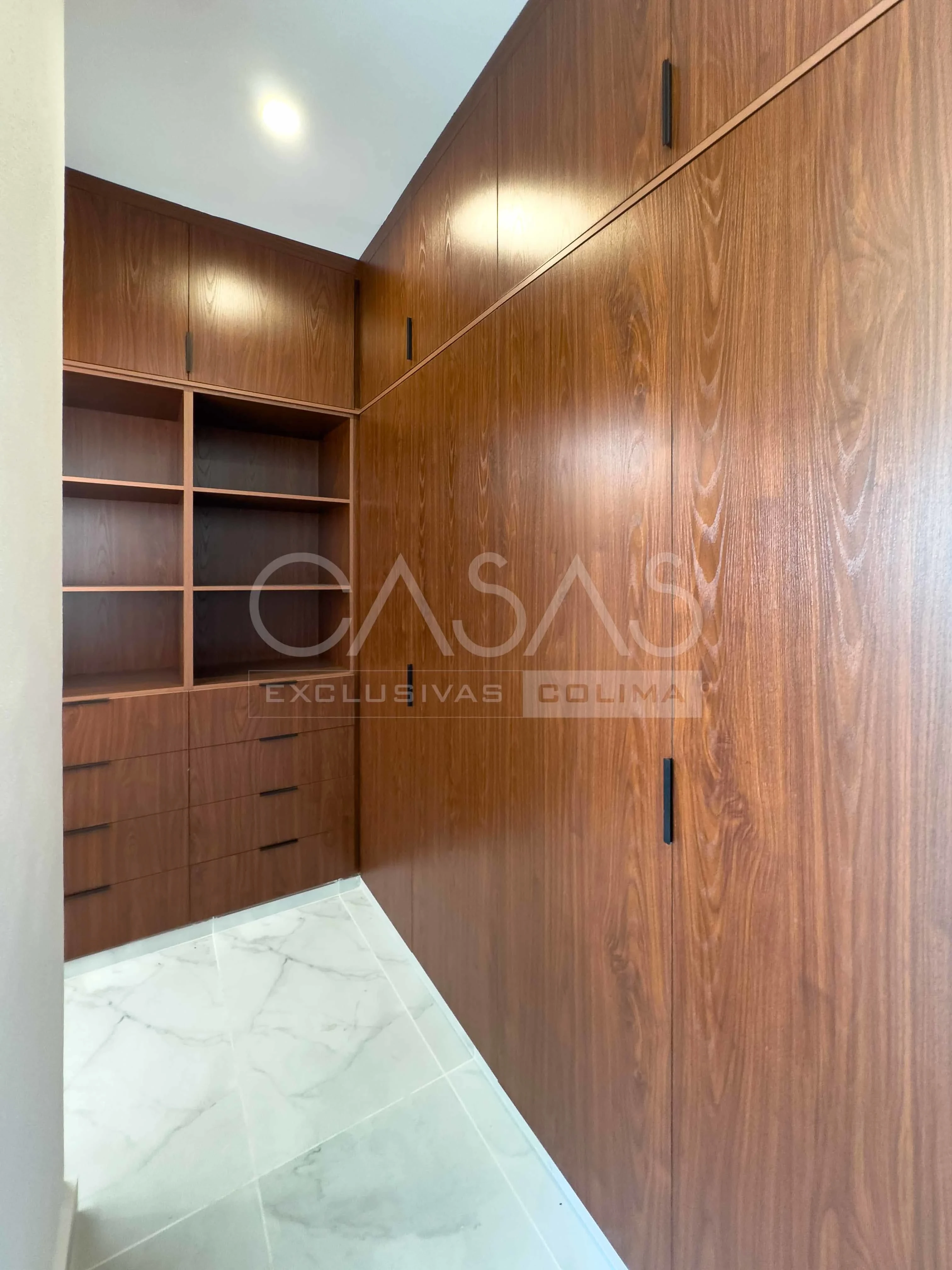 Hermosa y amplia casa en venta al norte de Villa de Álvarez, zona Residencial 16