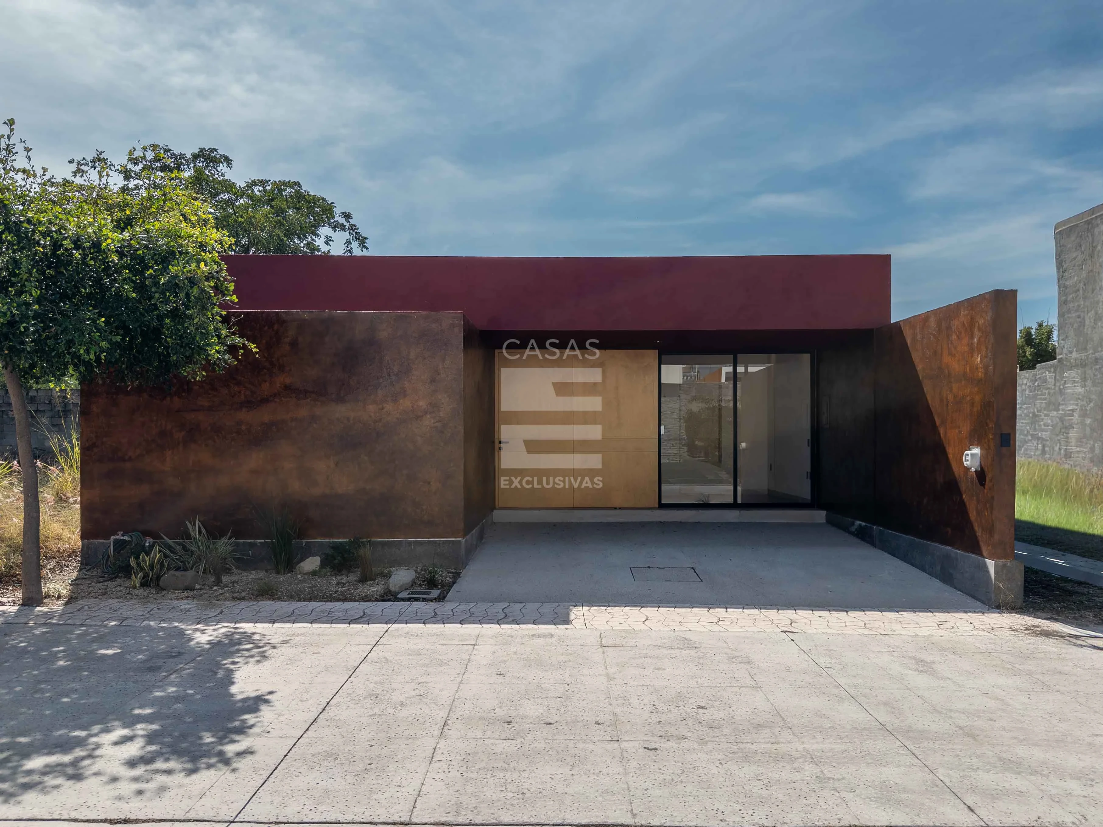 Hermosa casa en venta dentro de coto privado en una planta, zona norte de Colima